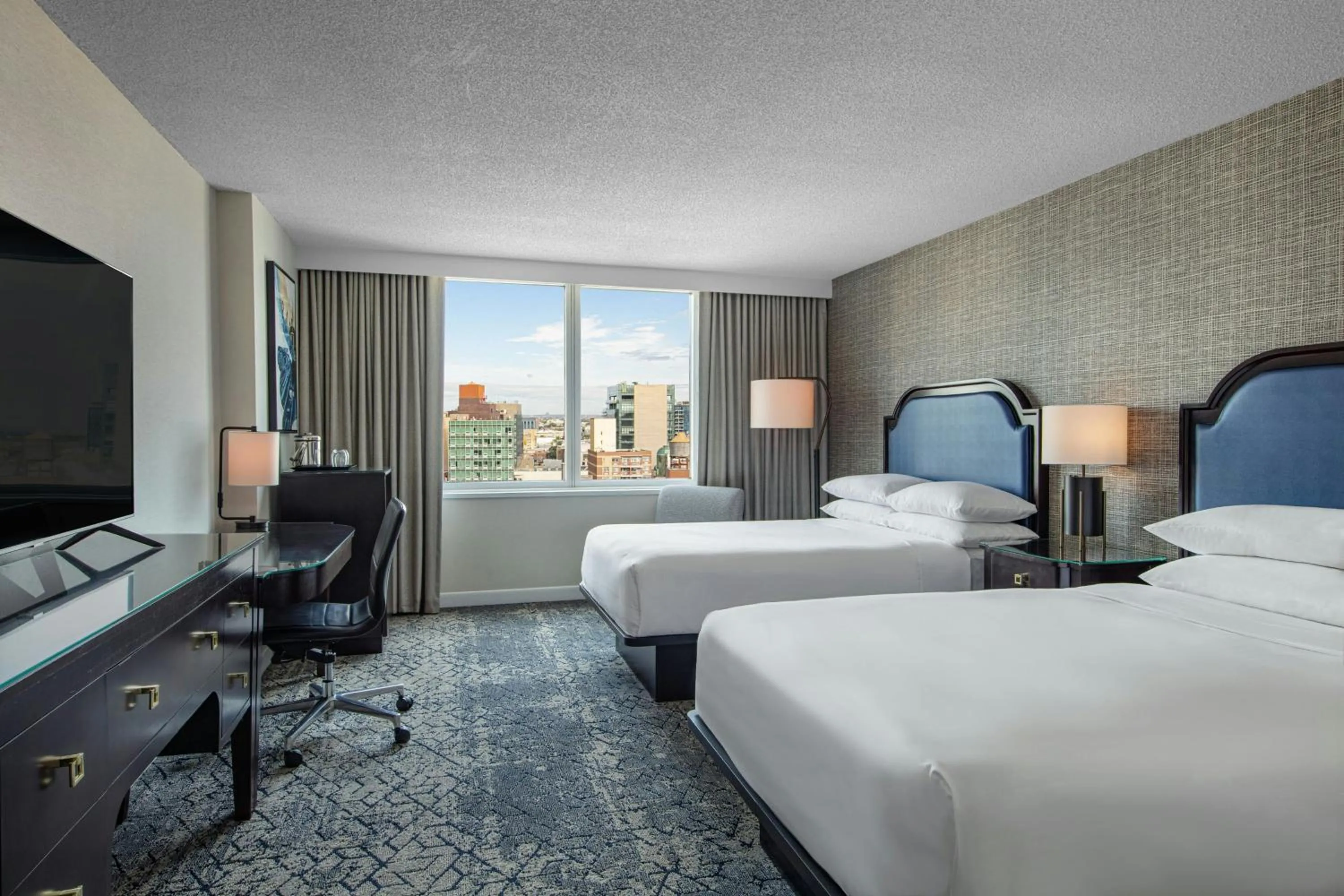 Photo of the whole room, Bed in Sheraton LaGuardia East Hotel