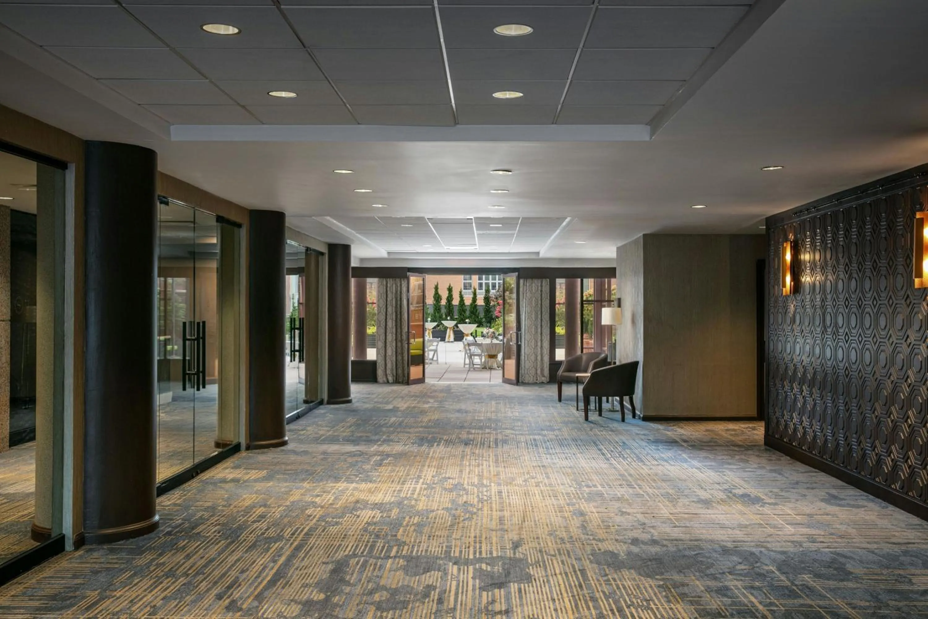 Lobby or reception in Sheraton LaGuardia East Hotel