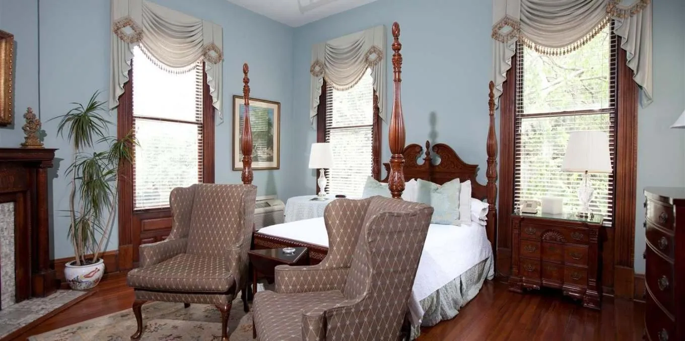 Day, Bed in Forsyth Park Inn