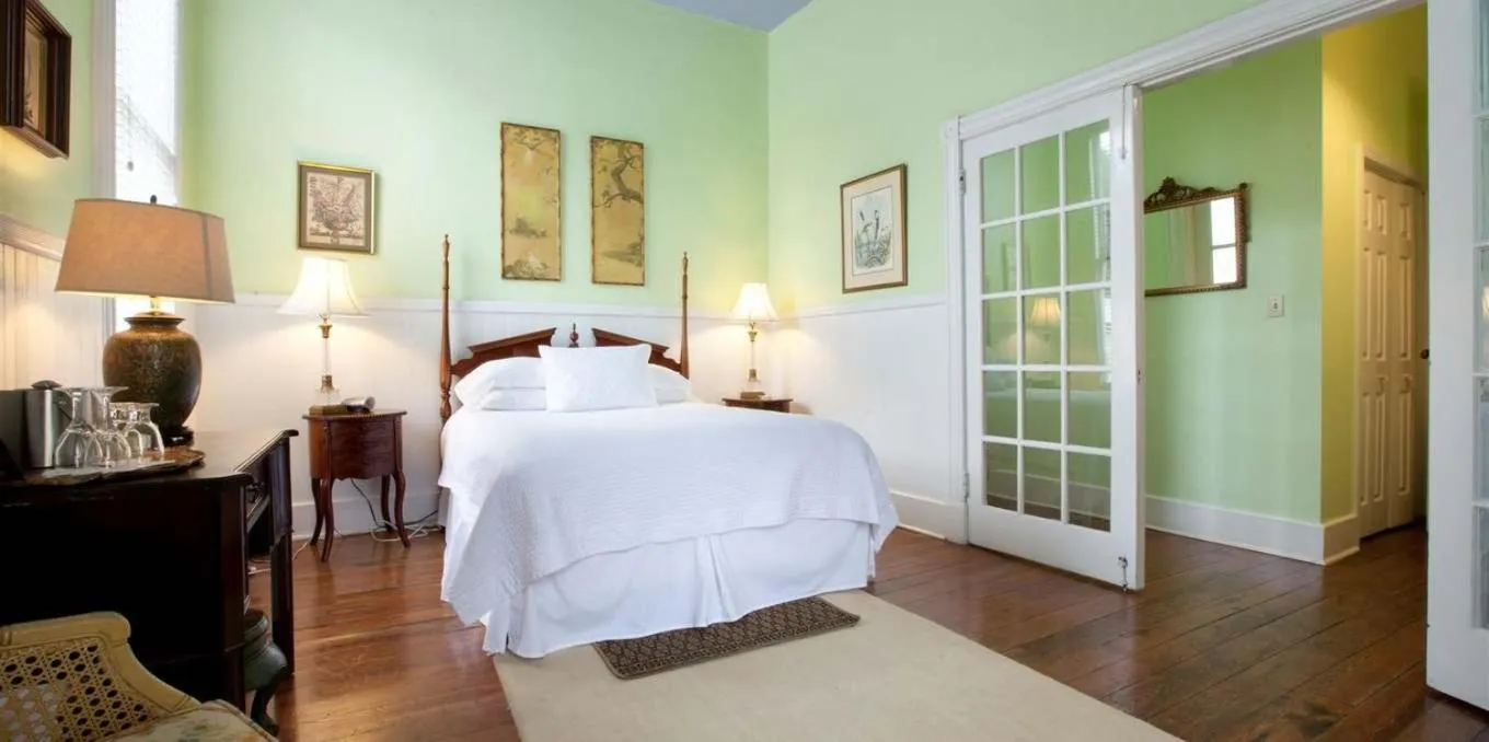 Photo of the whole room, Bed in Forsyth Park Inn