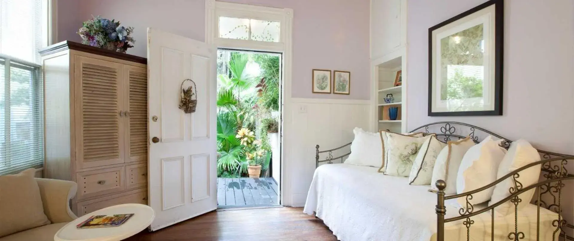 Property building in Forsyth Park Inn Property building in Forsyth Park Inn