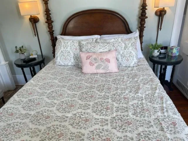 Bed in Forsyth Park Inn