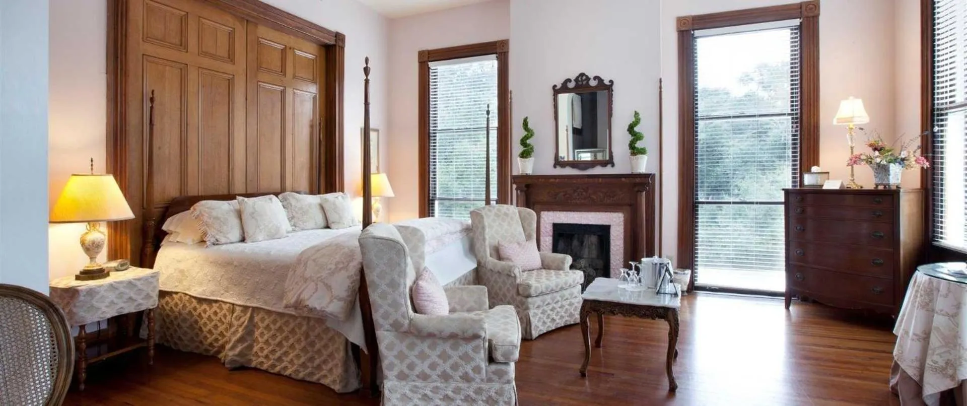 Property building, Bed in Forsyth Park Inn