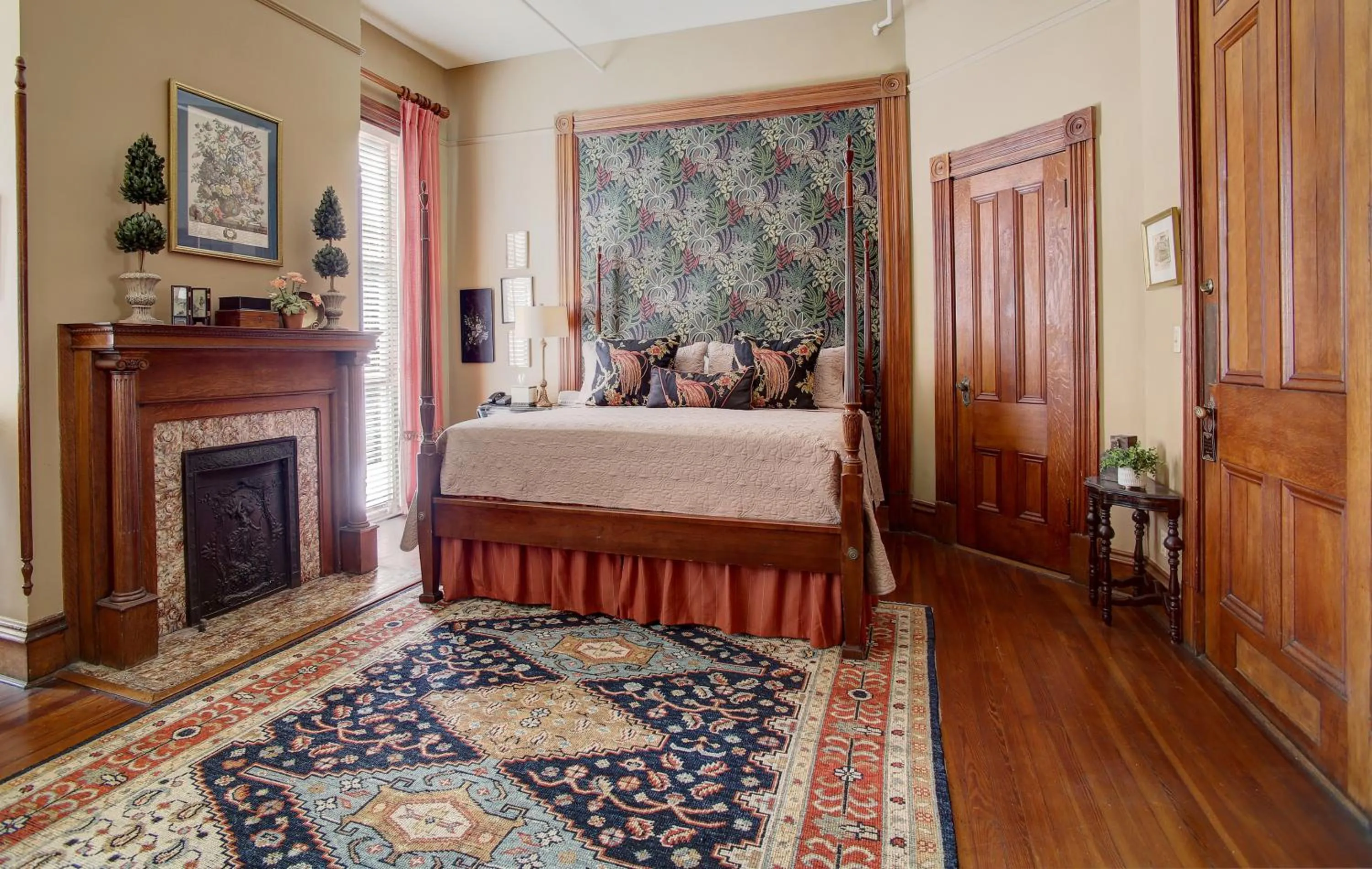 Bed in Forsyth Park Inn