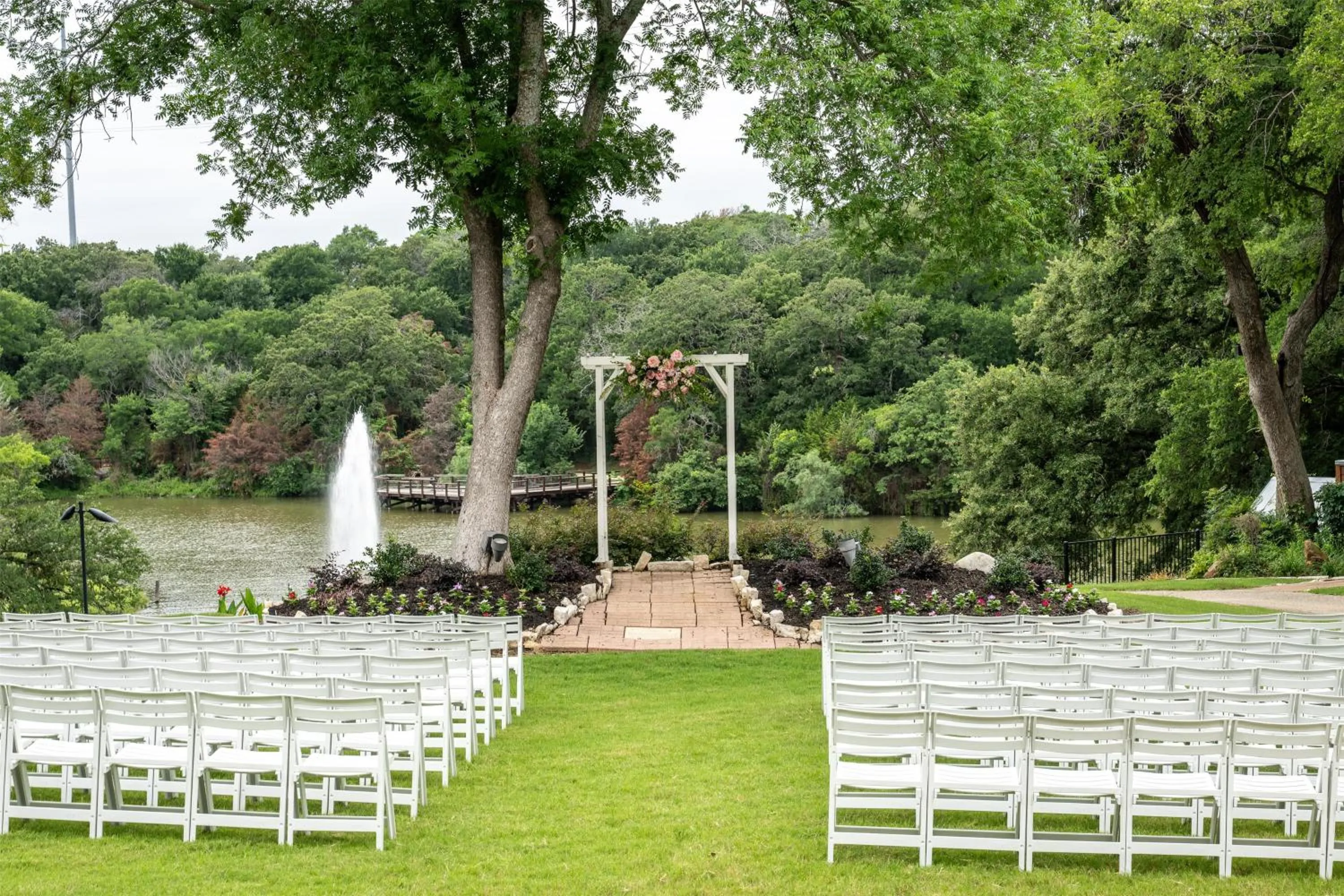 Garden in Hilton DFW Lakes Executive Conference Center