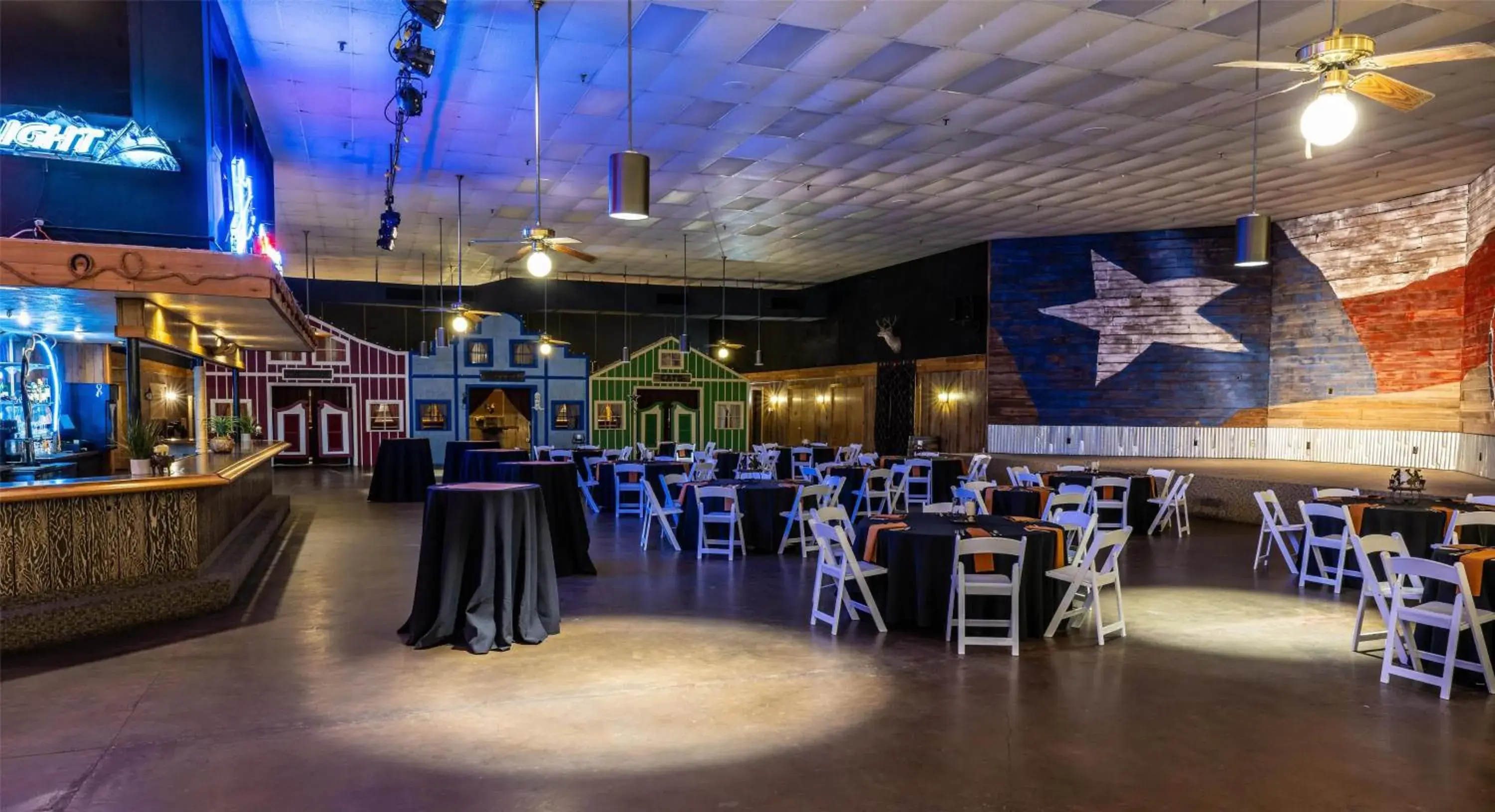 Lounge or bar in Hilton DFW Lakes Executive Conference Center Lounge or bar in Hilton DFW Lakes Executive Conference Center