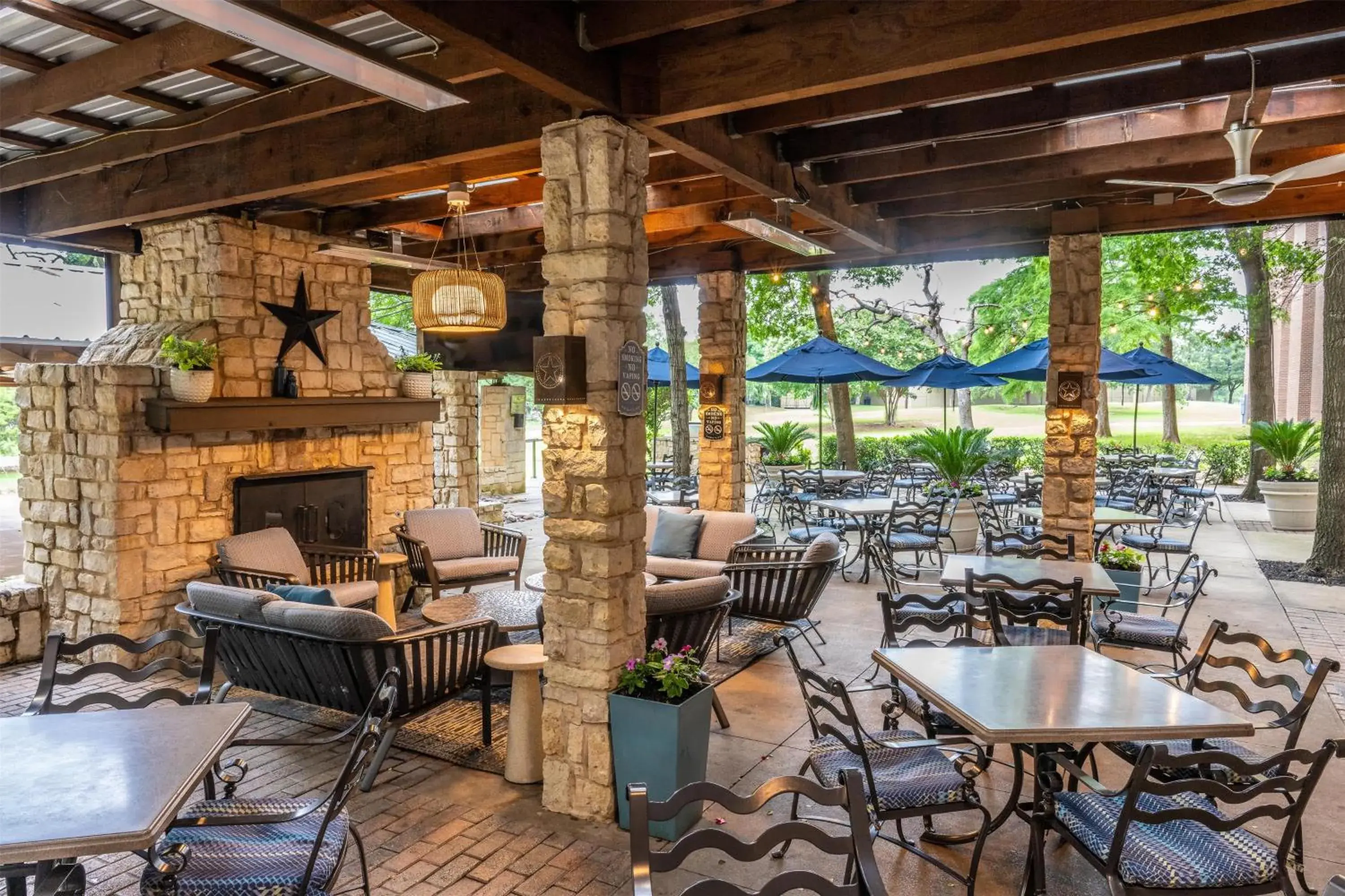 Lounge or bar in Hilton DFW Lakes Executive Conference Center Lounge or bar in Hilton DFW Lakes Executive Conference Center