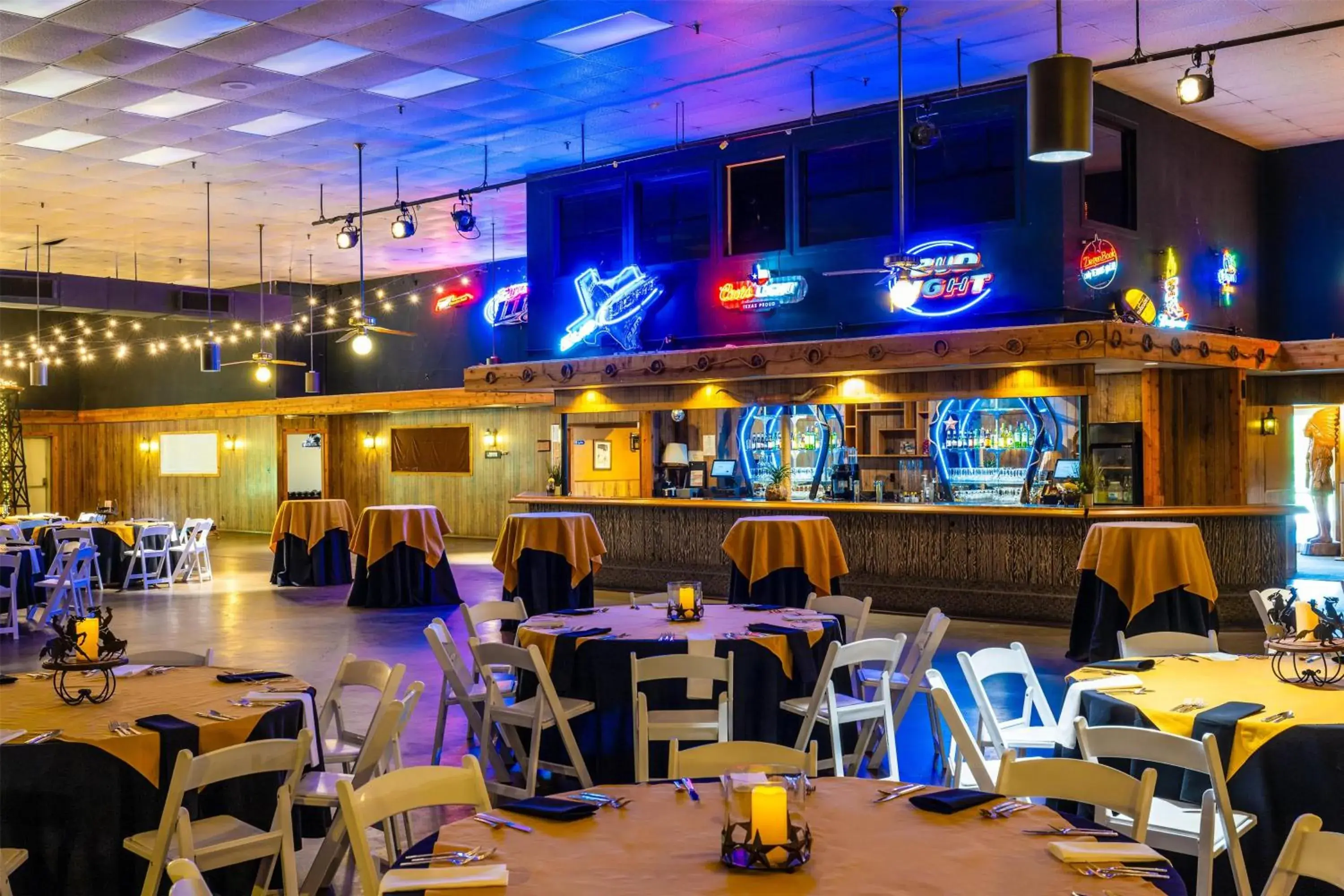 Lounge or bar in Hilton DFW Lakes Executive Conference Center Lounge or bar in Hilton DFW Lakes Executive Conference Center