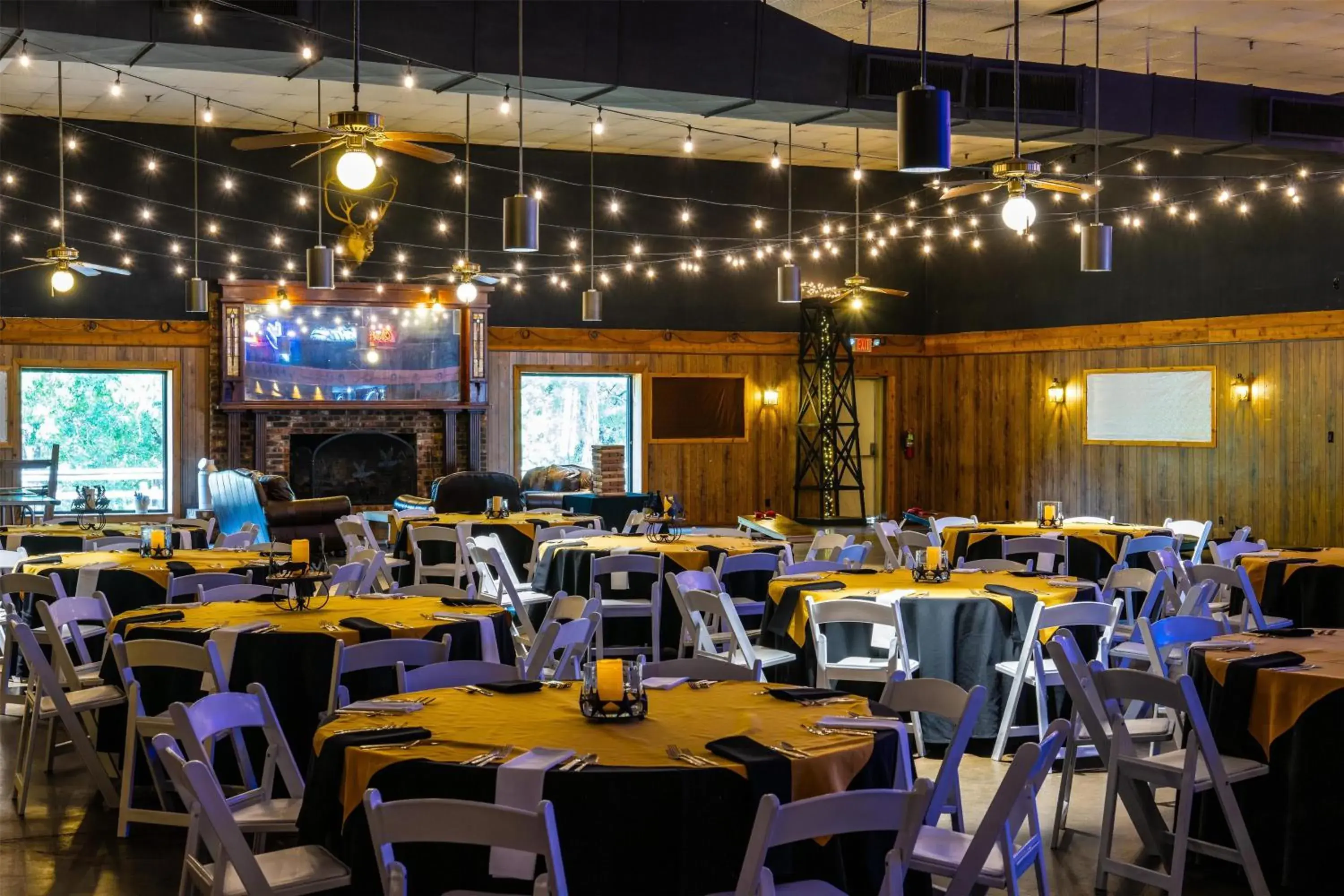 Lounge or bar in Hilton DFW Lakes Executive Conference Center Lounge or bar in Hilton DFW Lakes Executive Conference Center