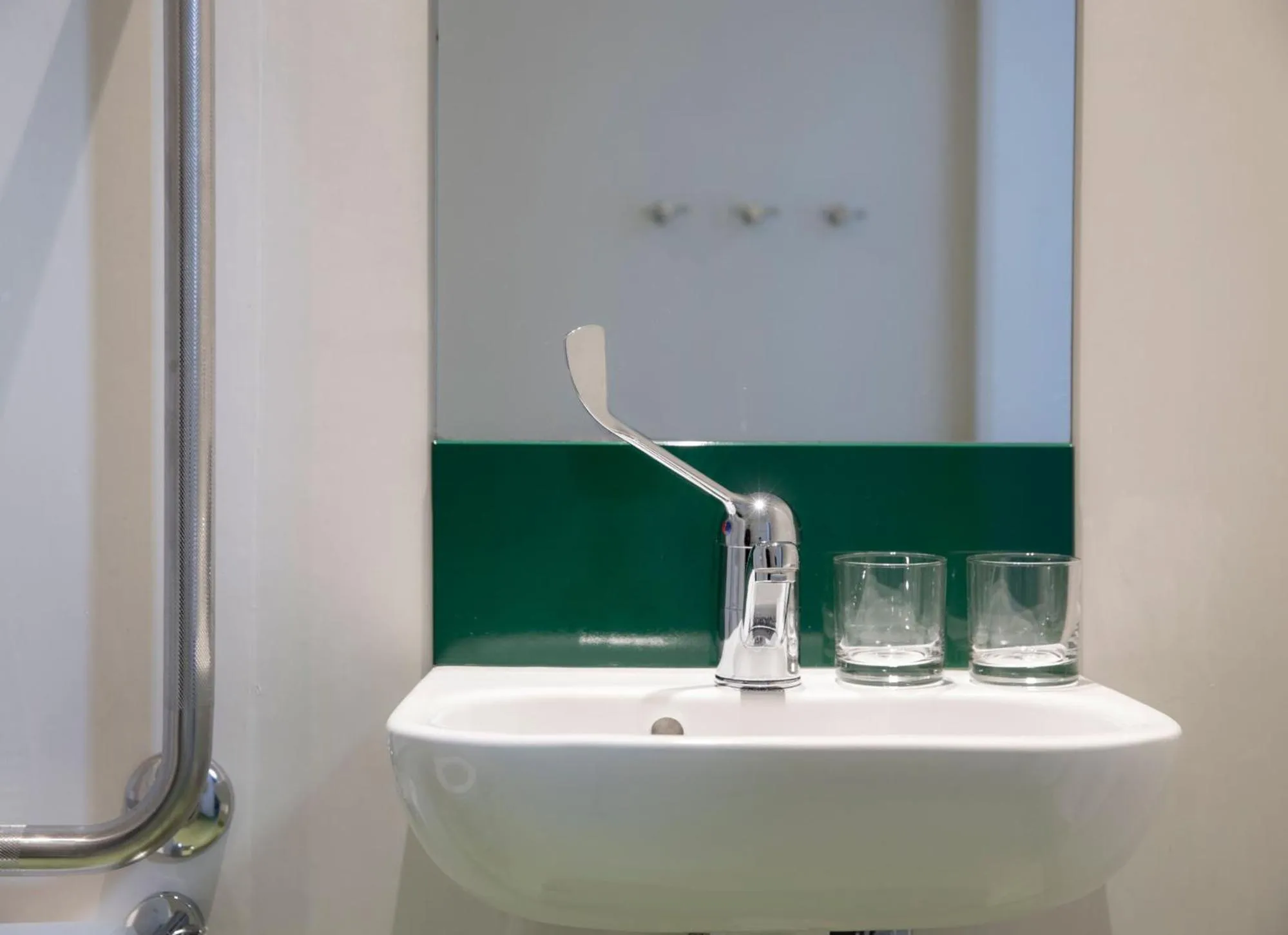 Shower in LyLo Christchurch Airport