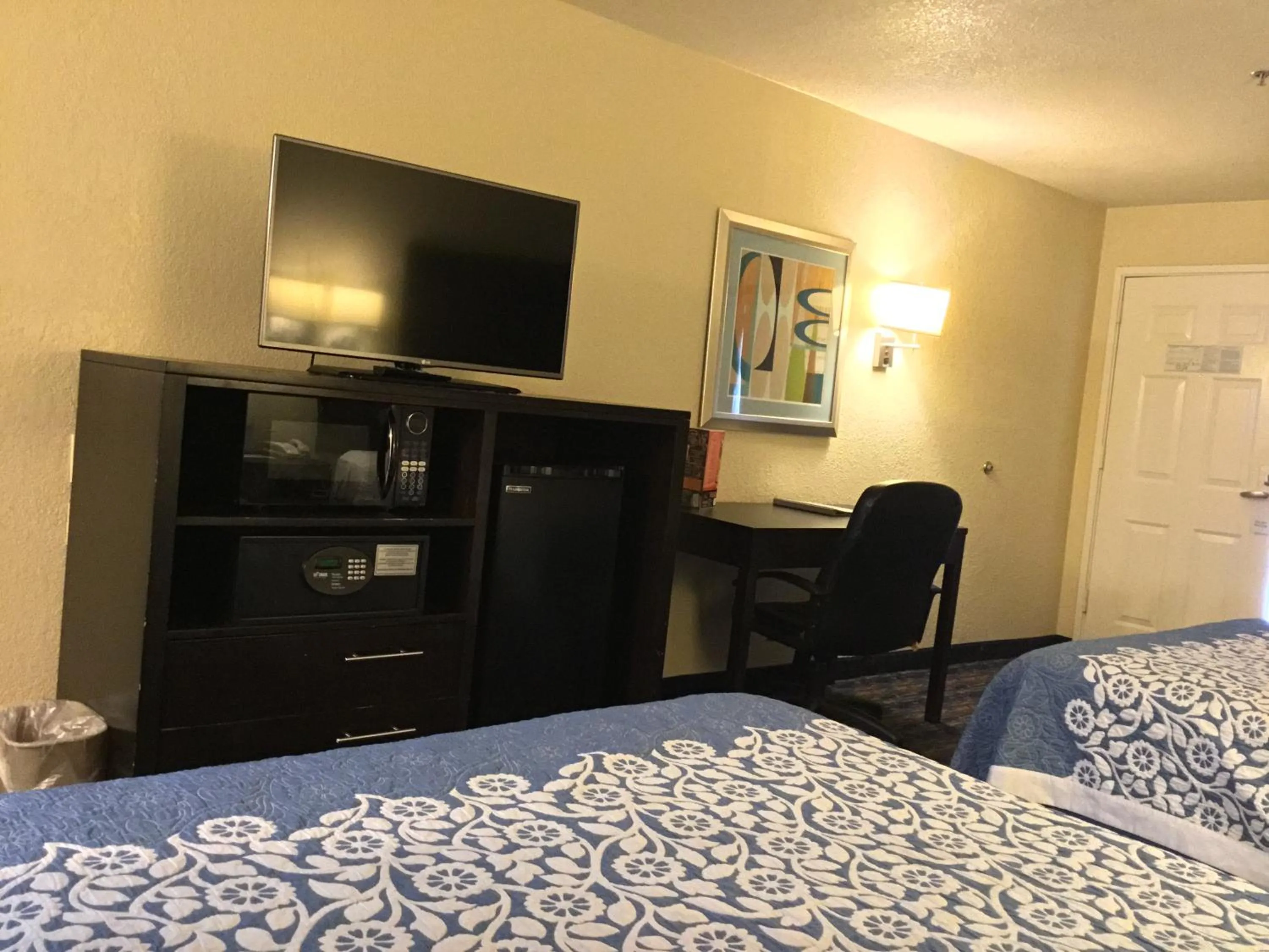 Photo of the whole room, Bed in Days Inn by Wyndham Near Seaworld San Antonio