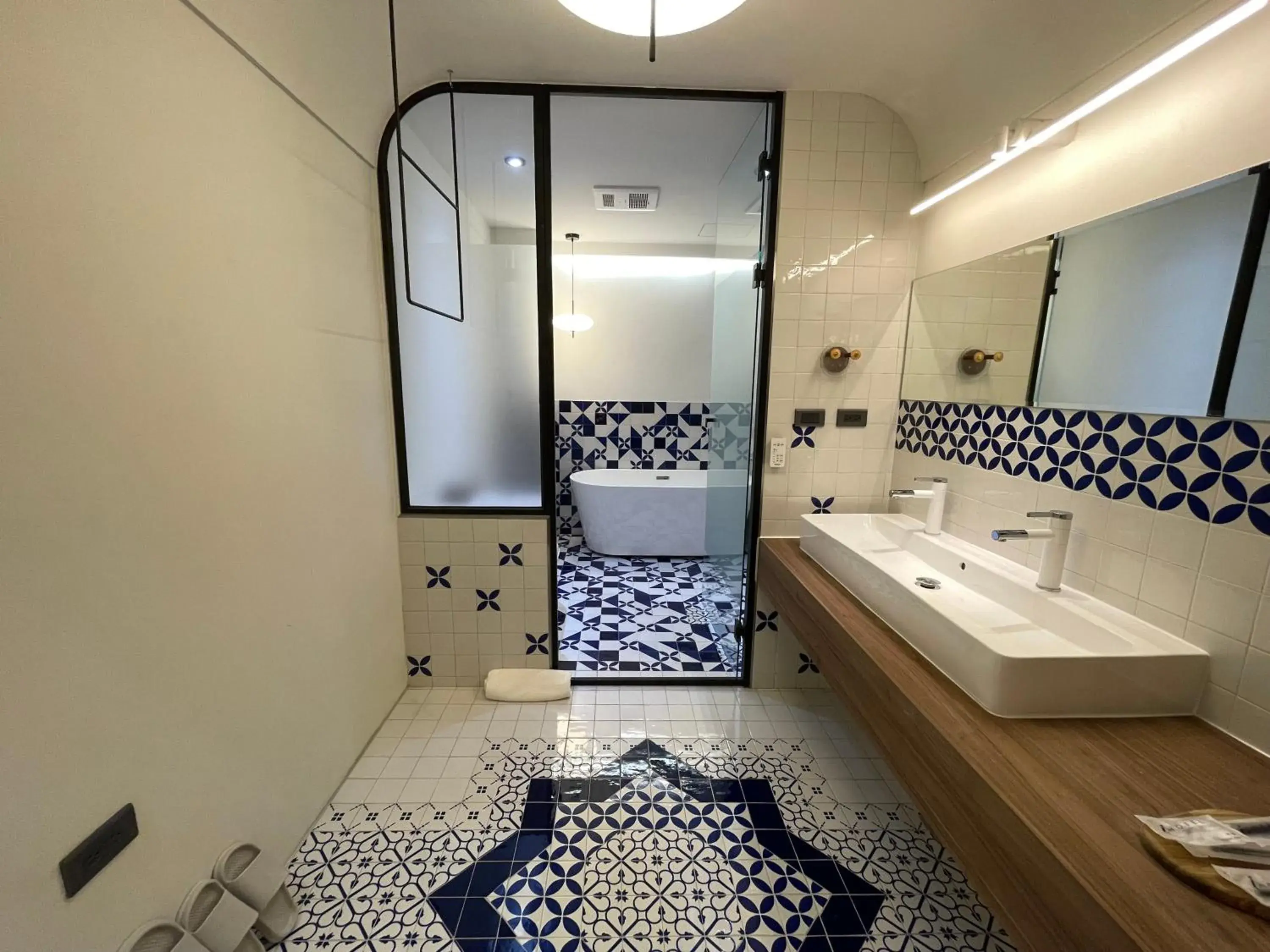 Deluxe Double Room with Bath in Green Inn Kaohsiung Deluxe Double Room with Bath in Green Inn Kaohsiung