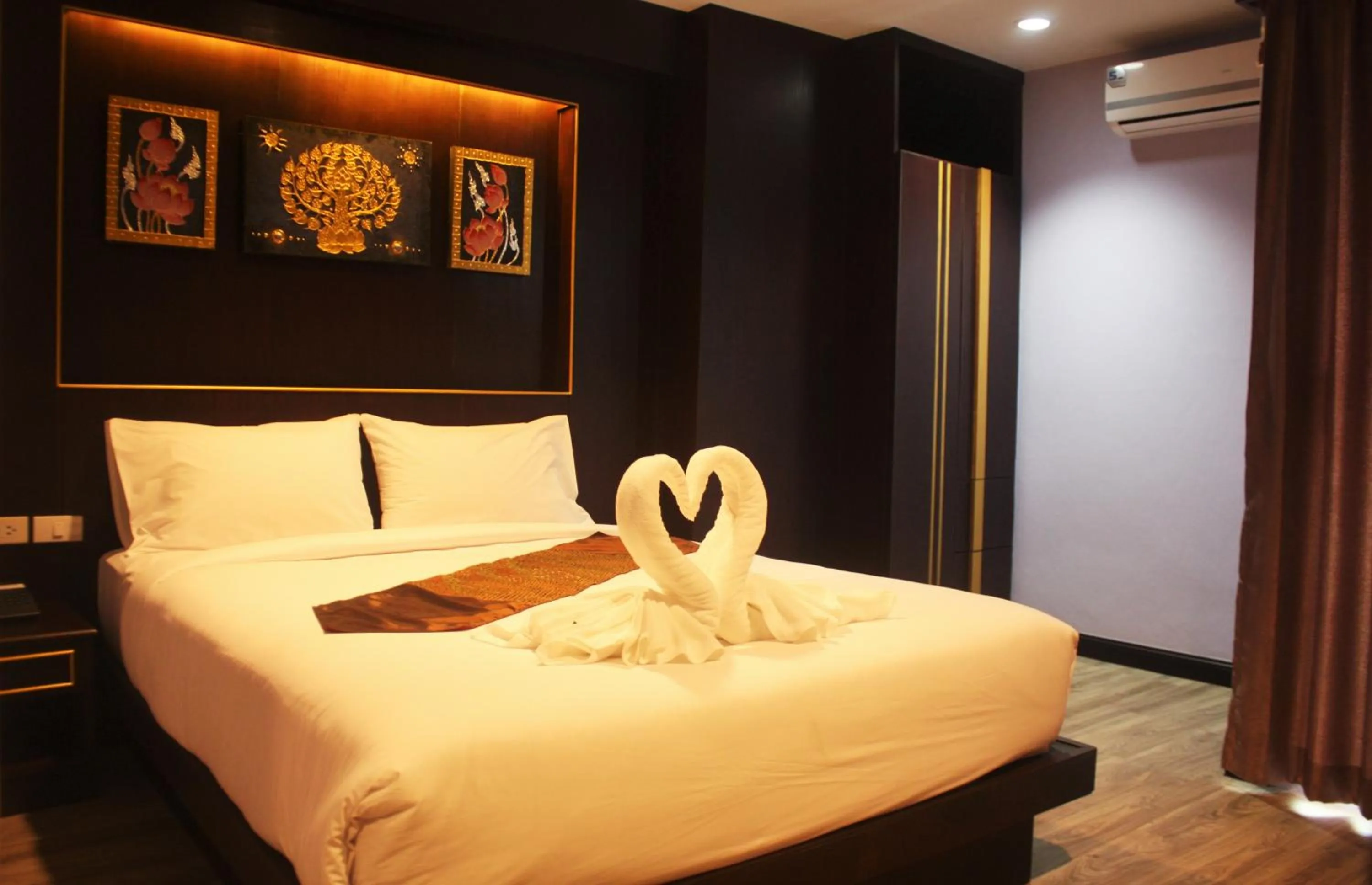 Photo of the whole room, Bed in Metro Hotel & Spa