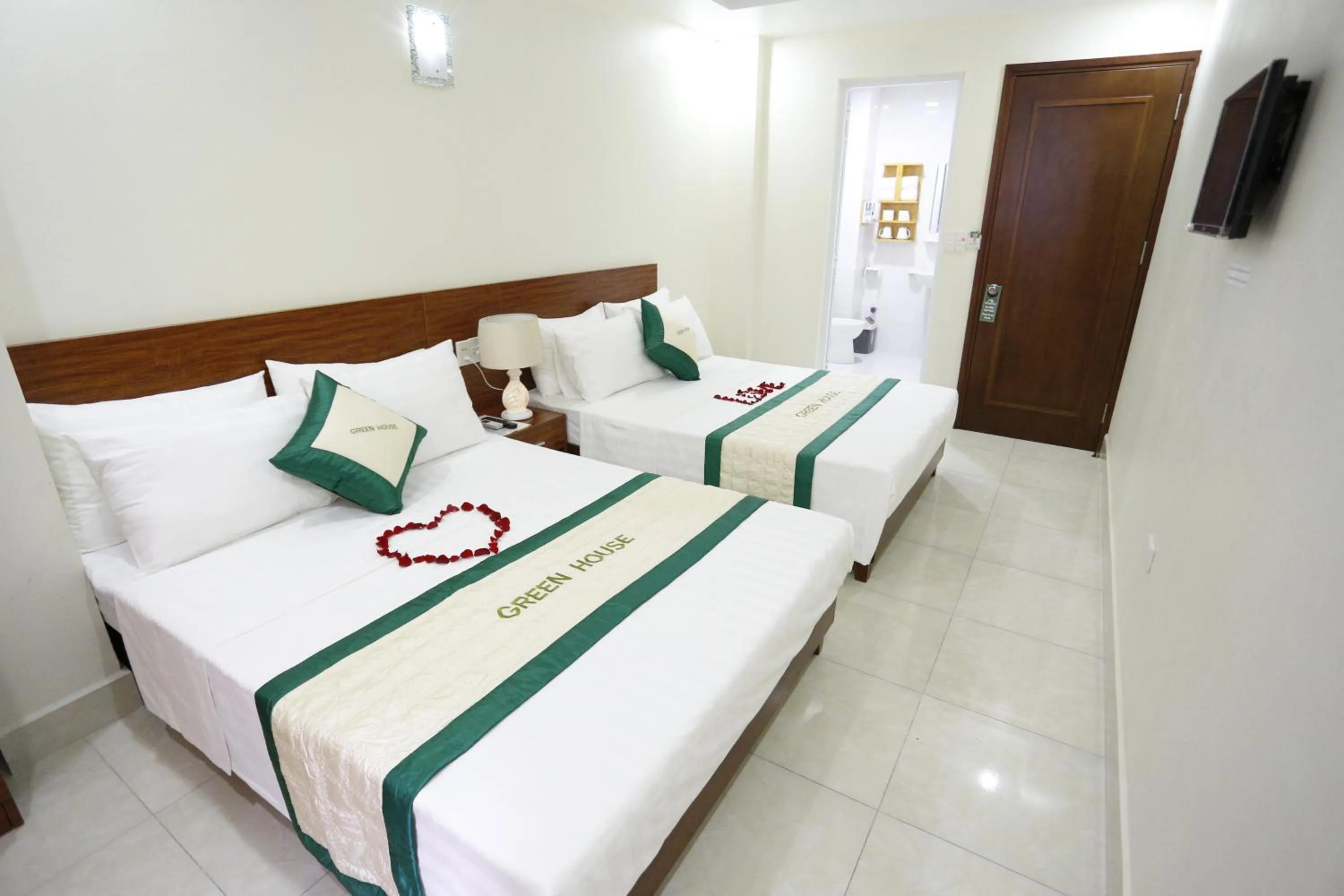 Bathroom, Bed in catba sunrise hotel