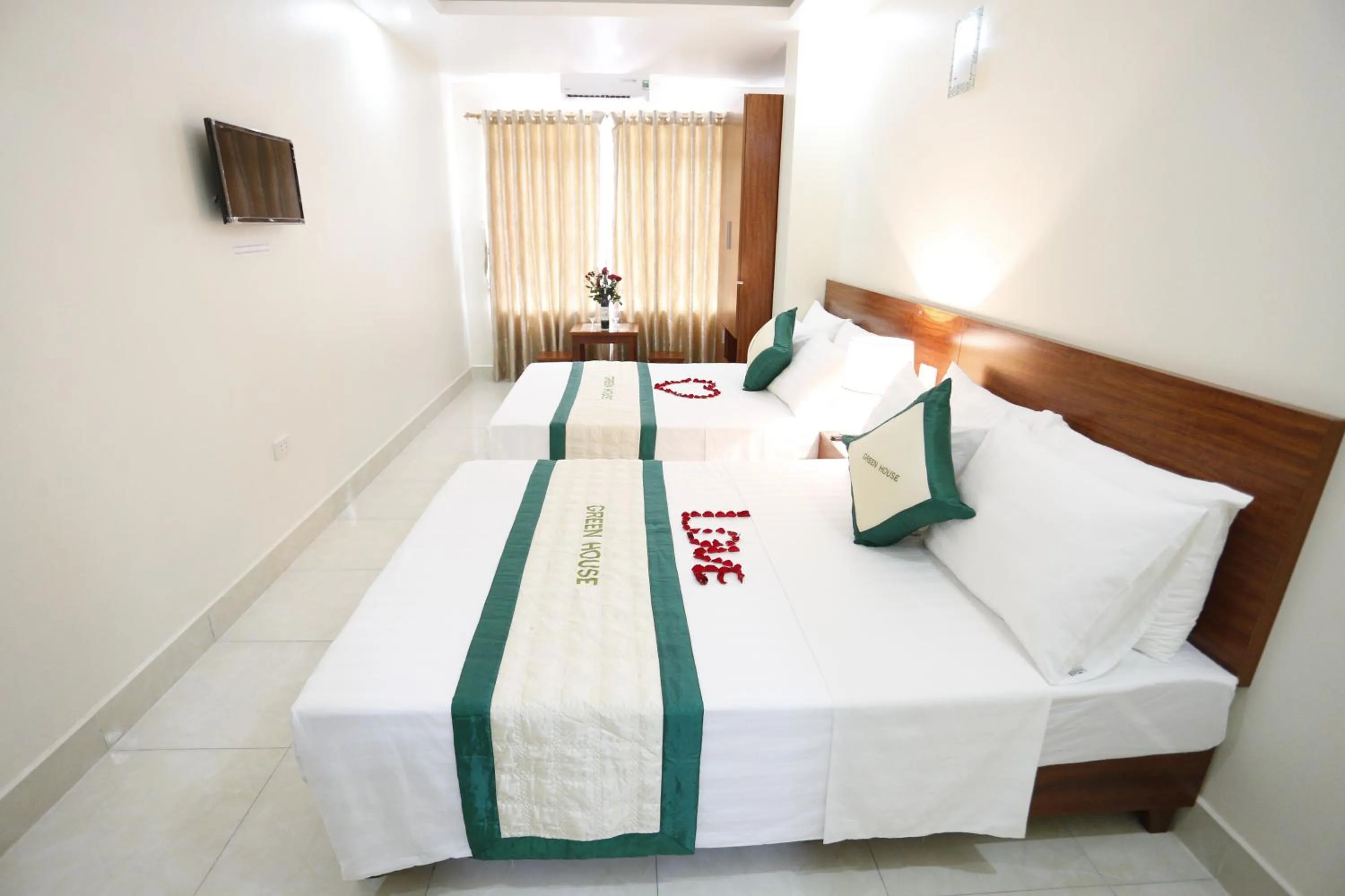 Bedroom, Bed in catba sunrise hotel