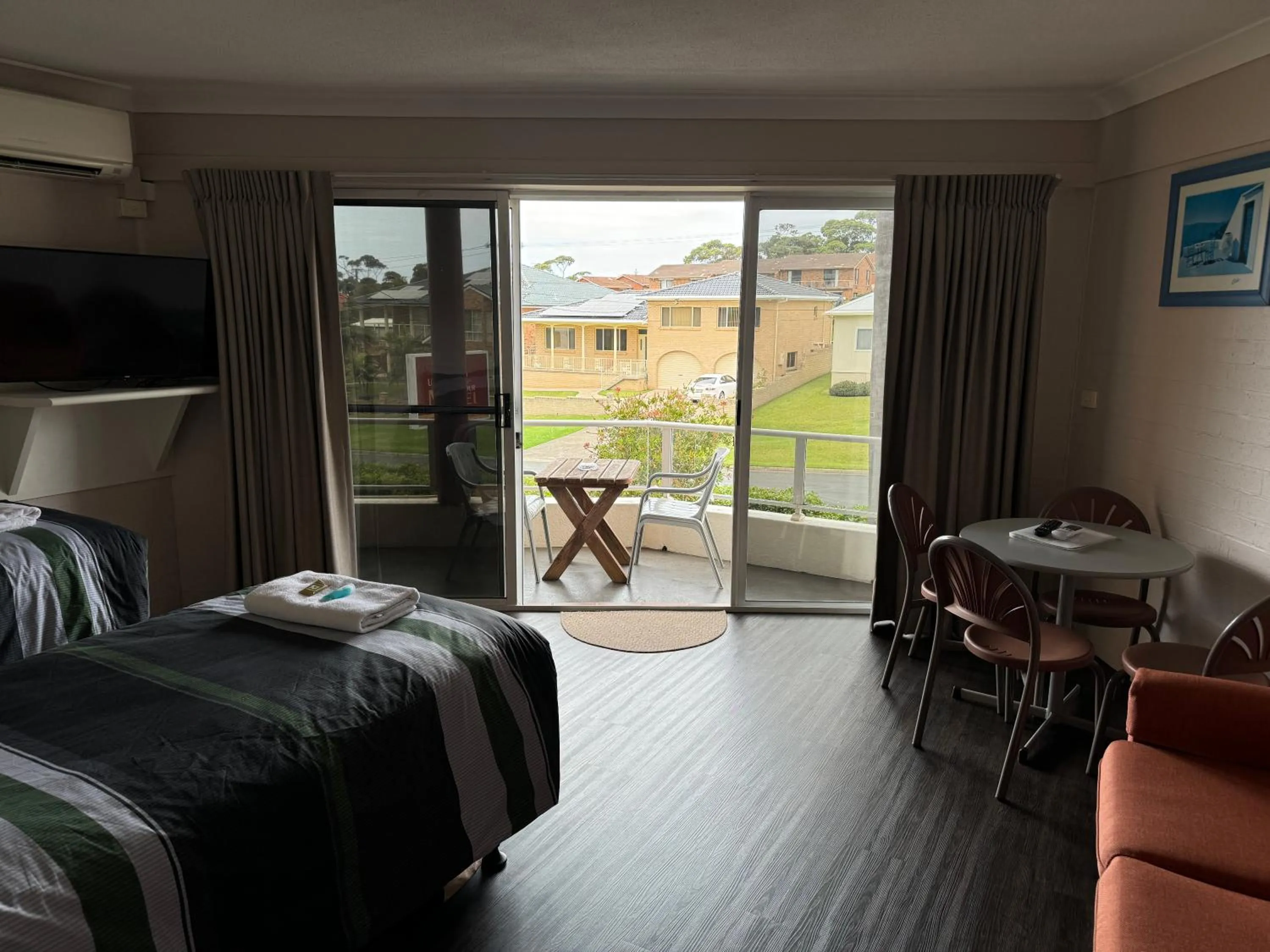 Communal lounge/ TV room, Bed in Ulladulla Harbour Motel