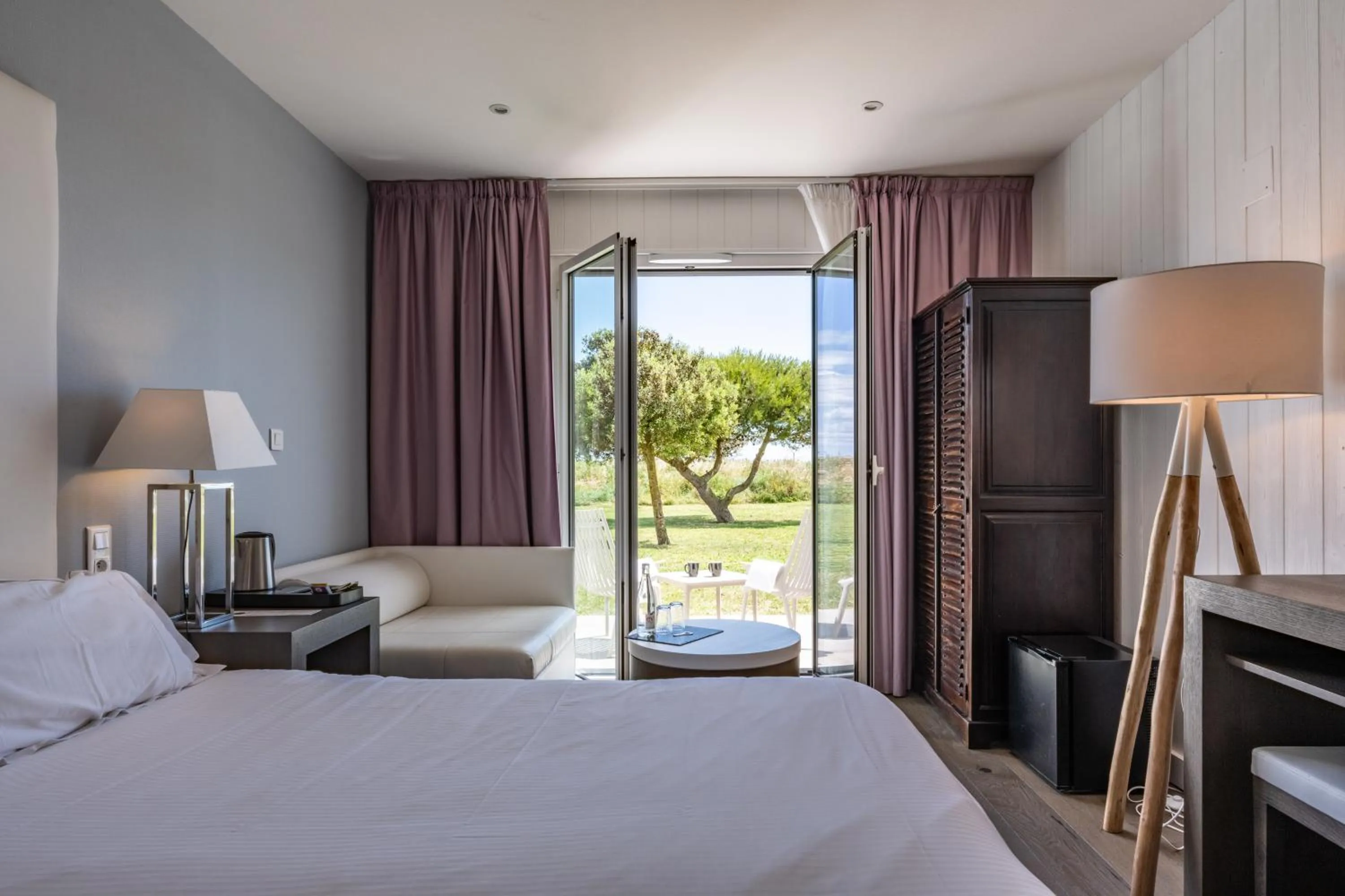 Patio, Bed in Hôtel Atalante - Relais Thalasso & Spa