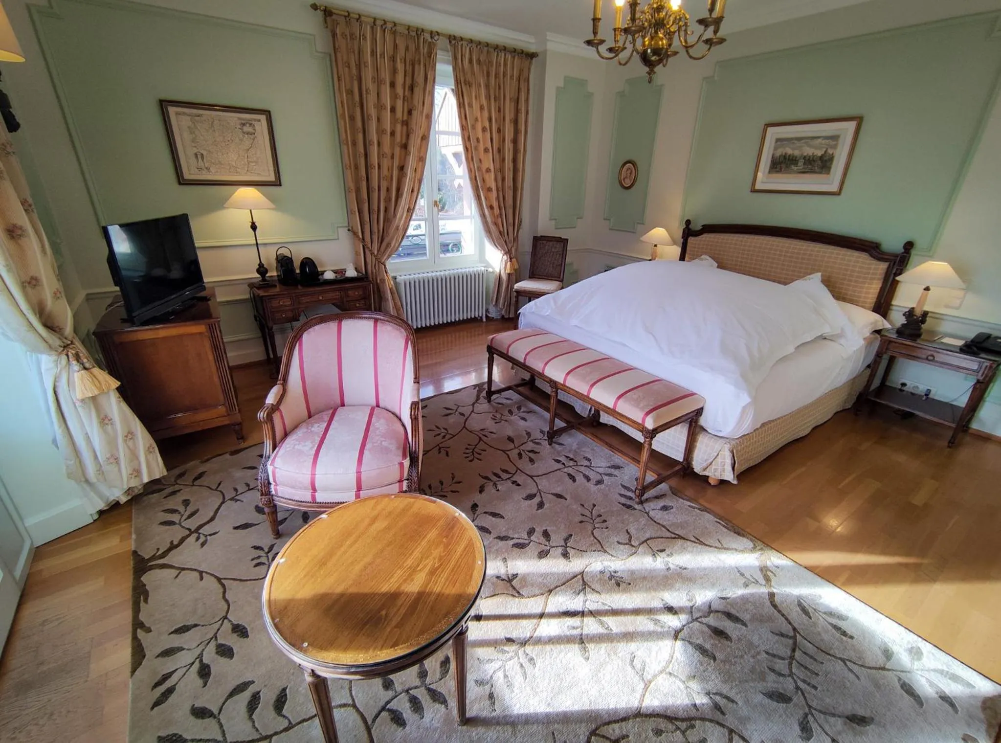 Photo of the whole room, Bed in Le Manoir Au Lac
