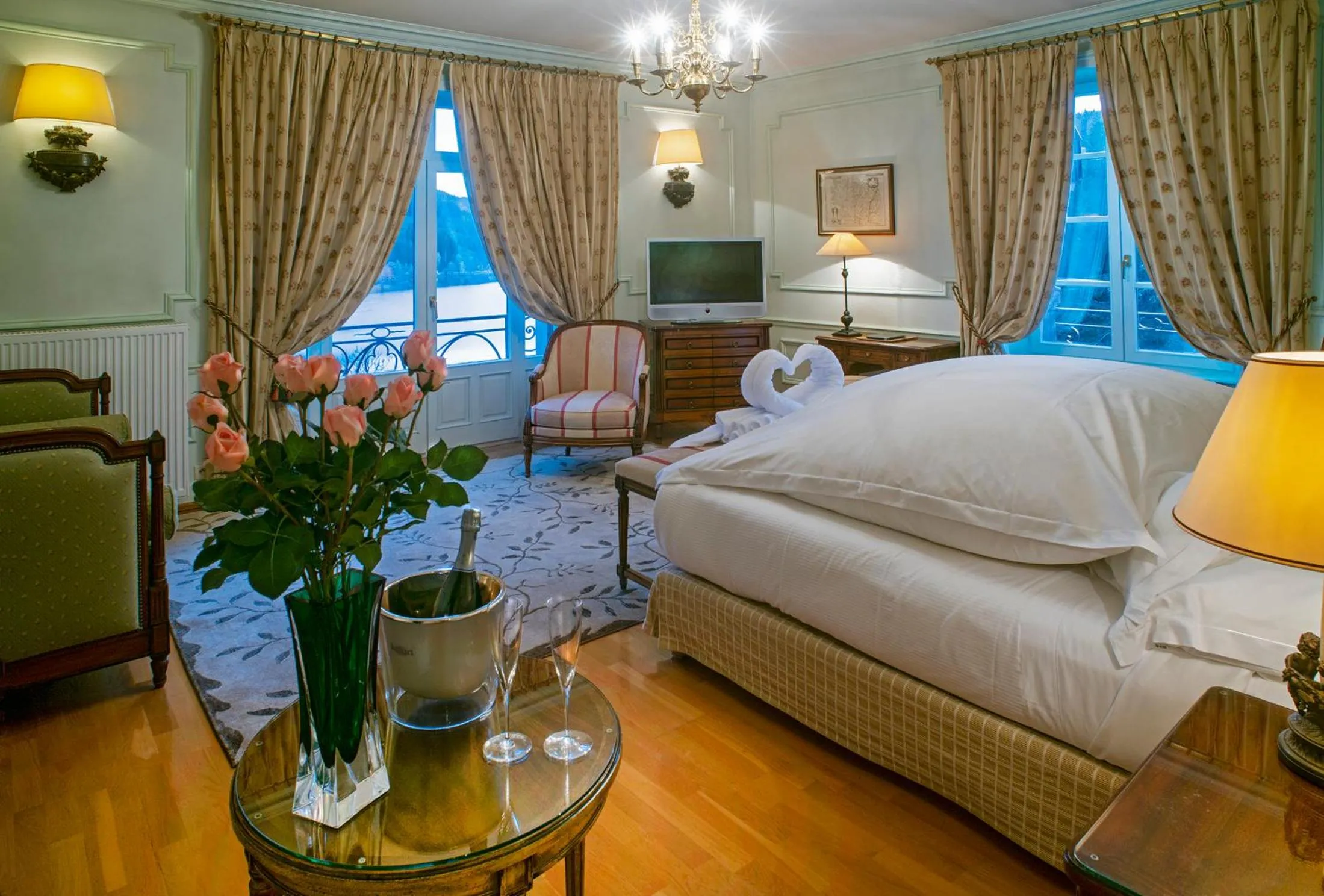 Photo of the whole room, Bed in Le Manoir Au Lac