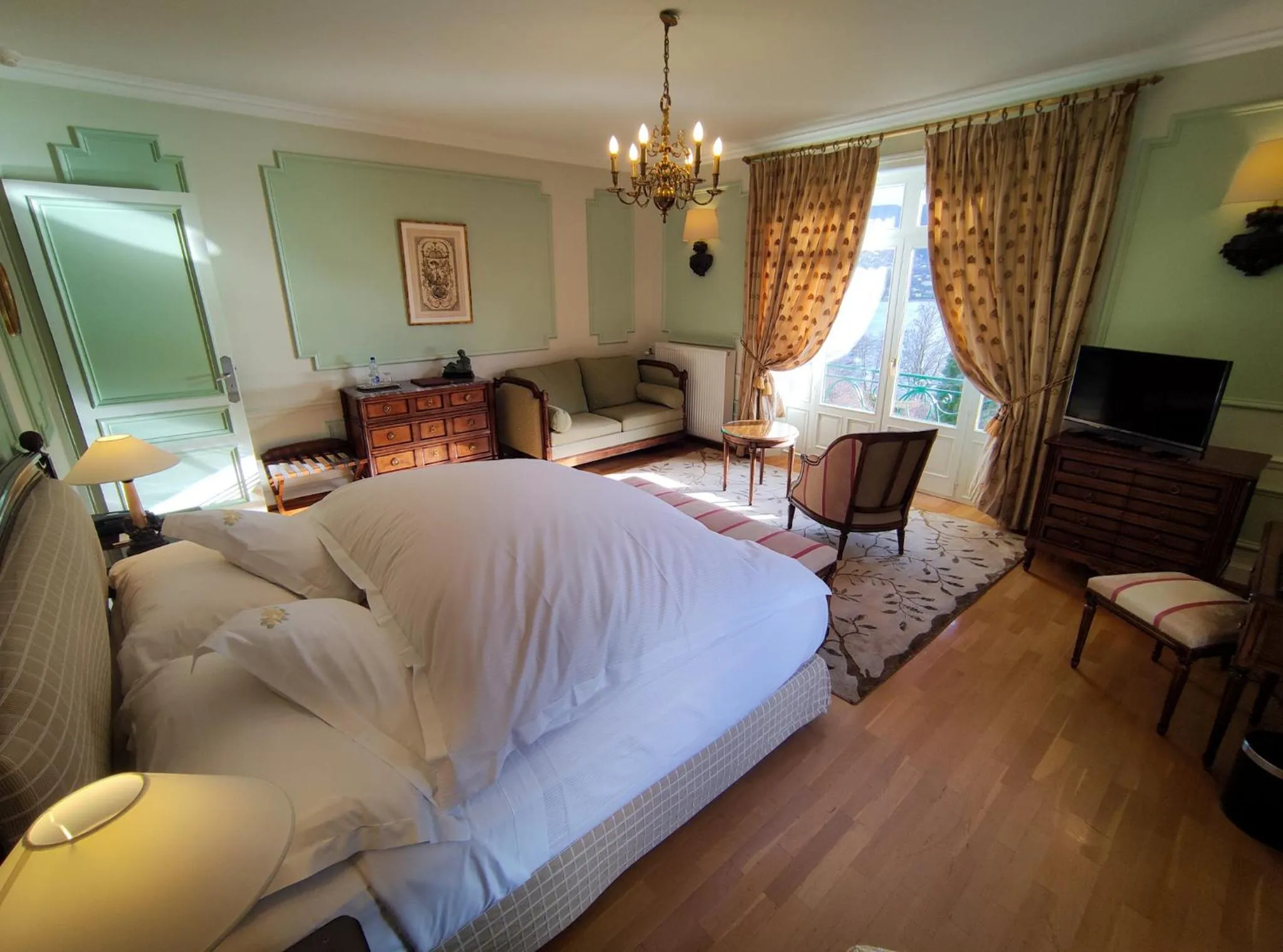 Bedroom, Bed in Le Manoir Au Lac