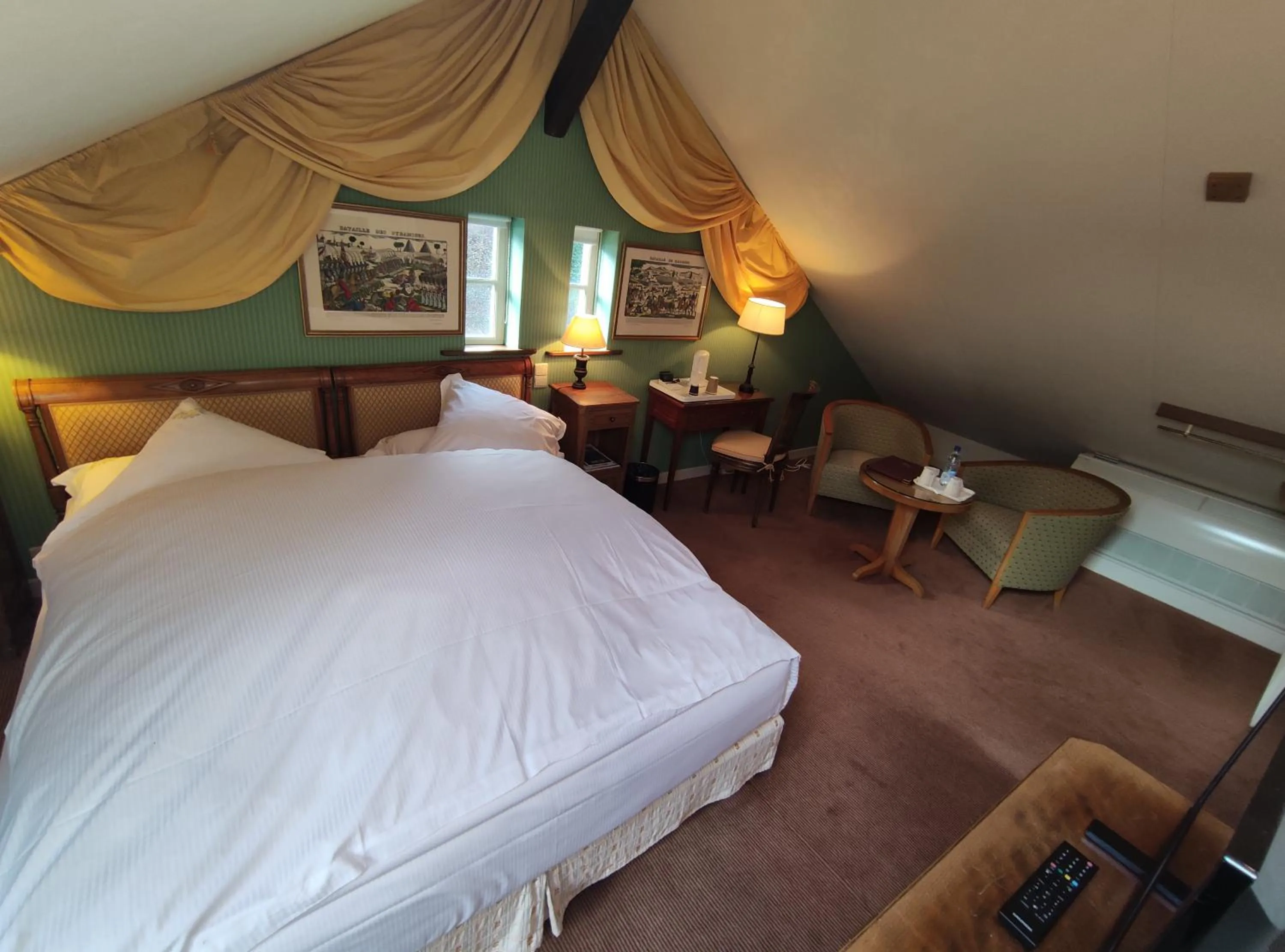 Bedroom, Bed in Le Manoir Au Lac