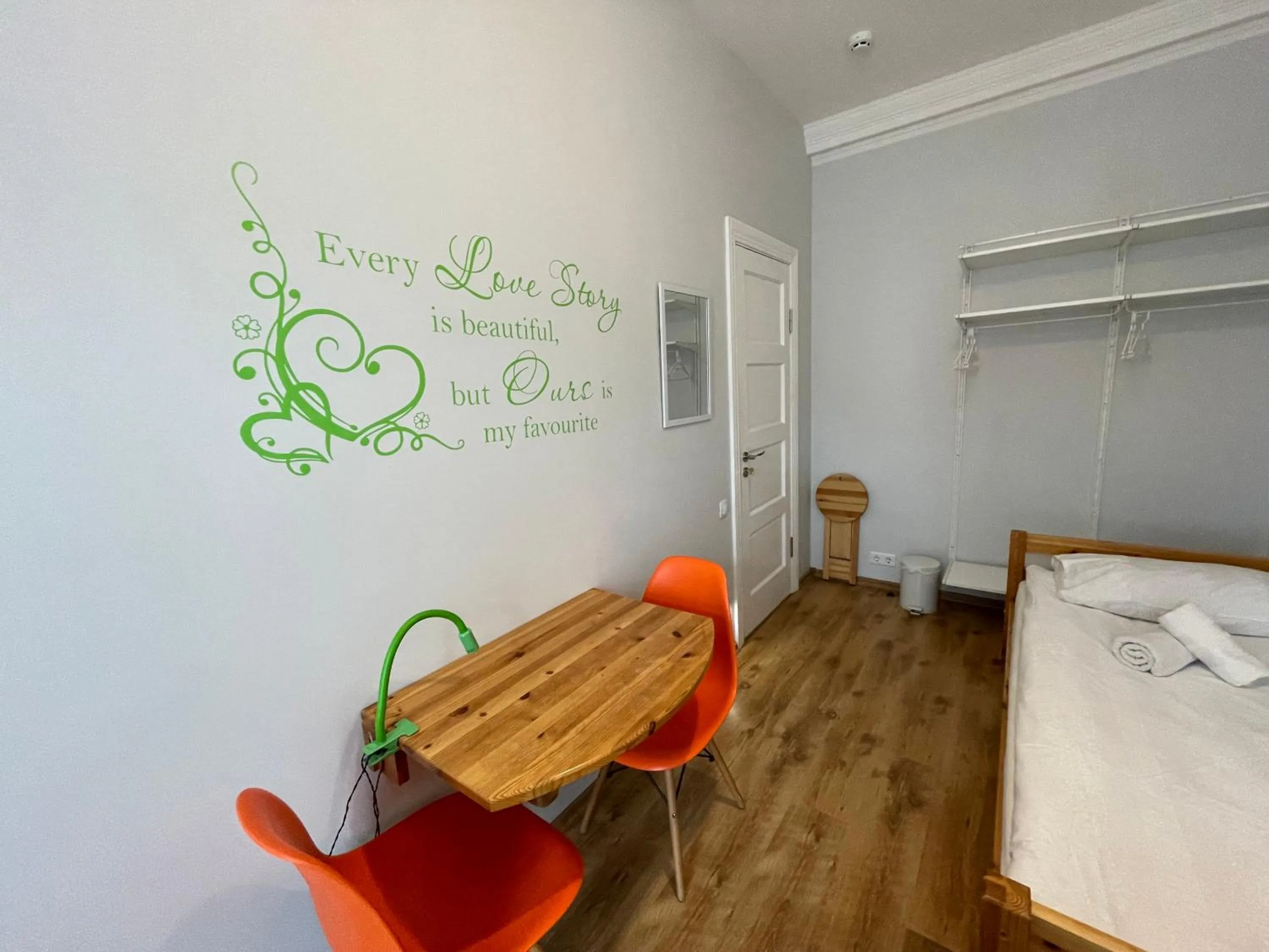 Dining area, Bed in Orange Cat Rooms