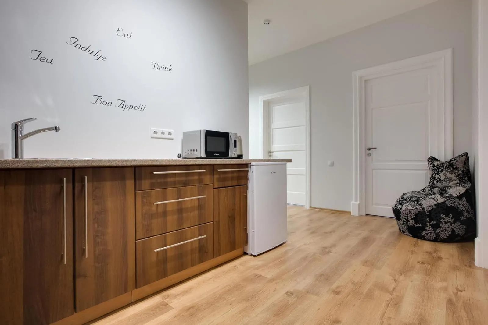Kitchen or kitchenette in Orange Cat Rooms