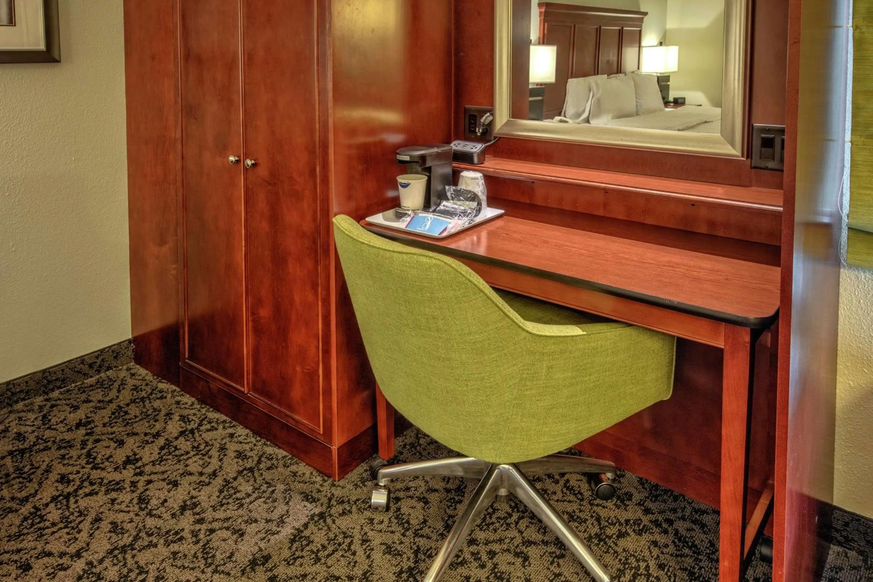 Bedroom in Hampton Inn Charlotte/Matthews