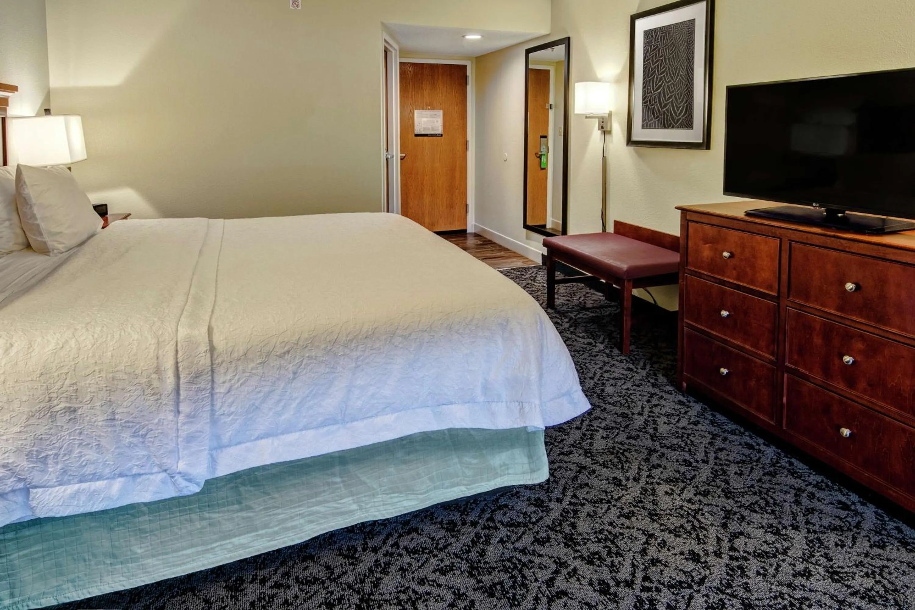 Bedroom, Bed in Hampton Inn Charlotte/Matthews