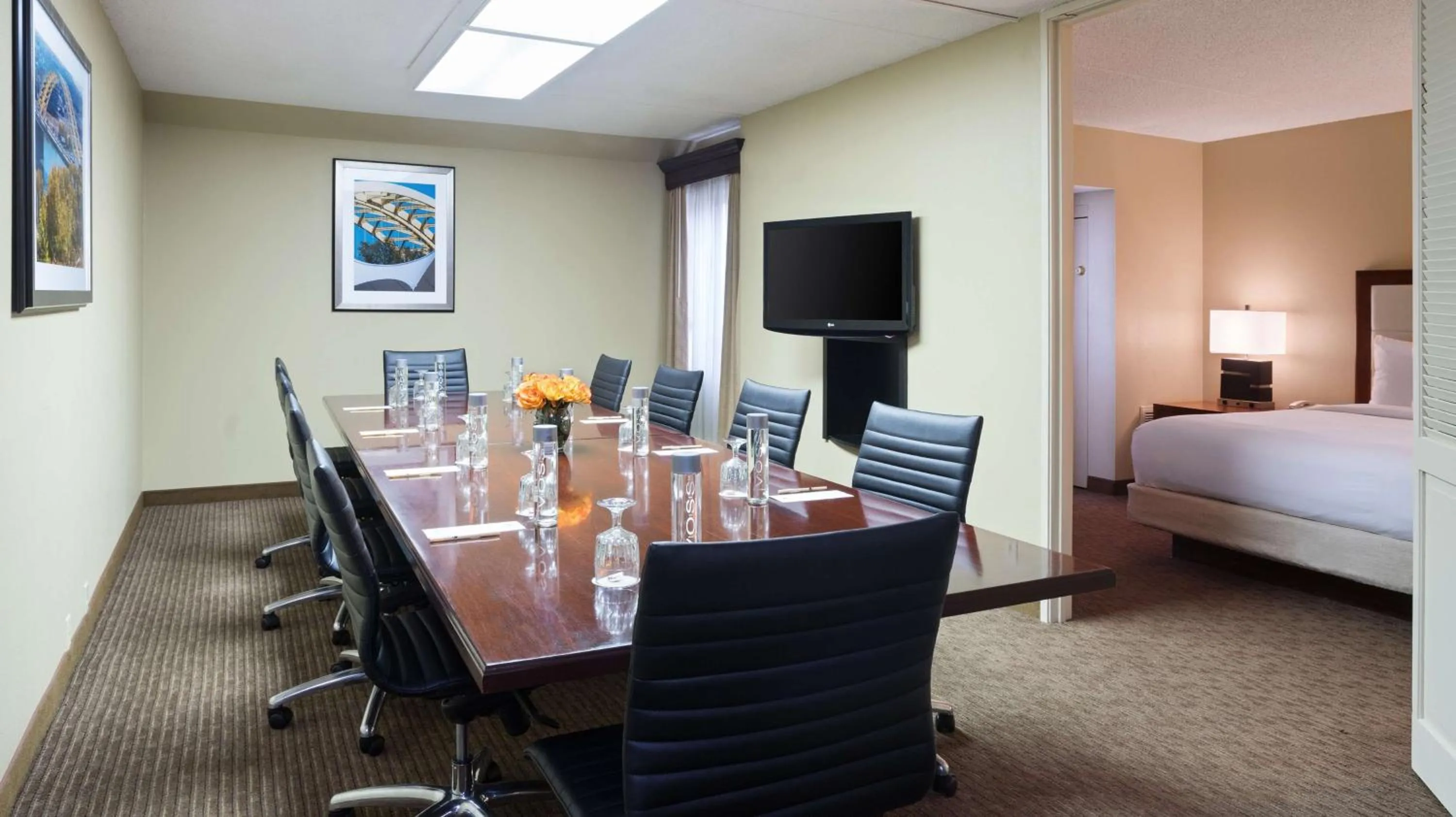 Bedroom, Bed in DoubleTree Suites by Hilton Hotel Cincinnati - Blue Ash