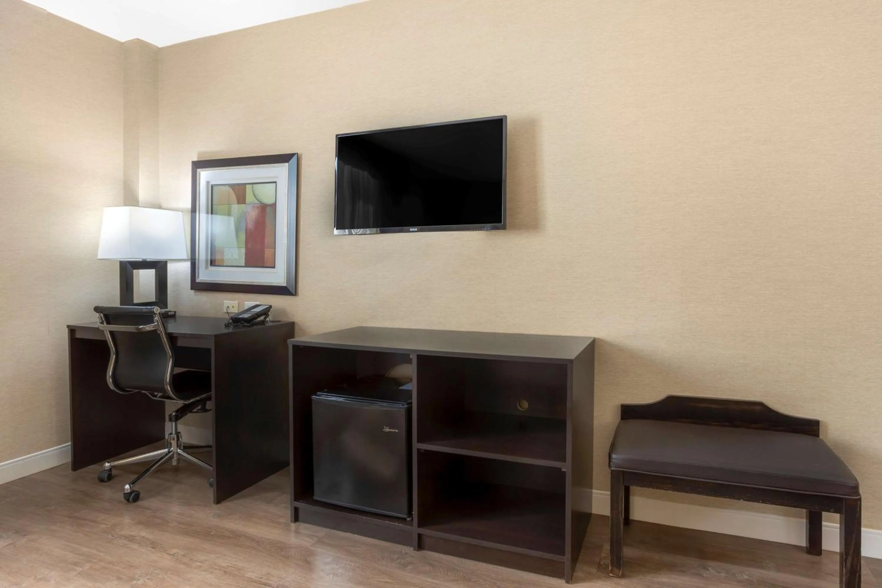 Bedroom in Best Western Plus Plaza Hotel