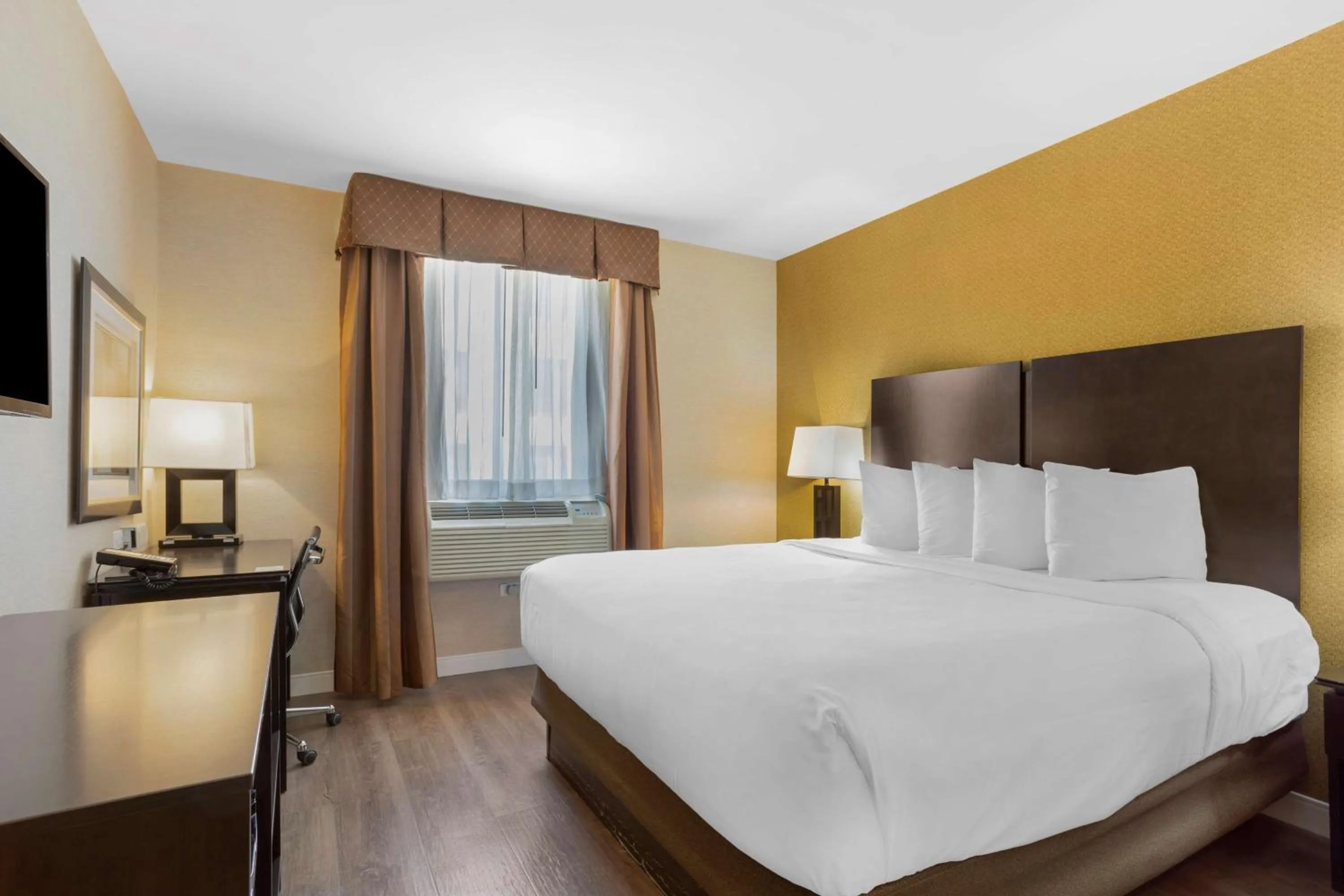 Bedroom in Best Western Plus Plaza Hotel