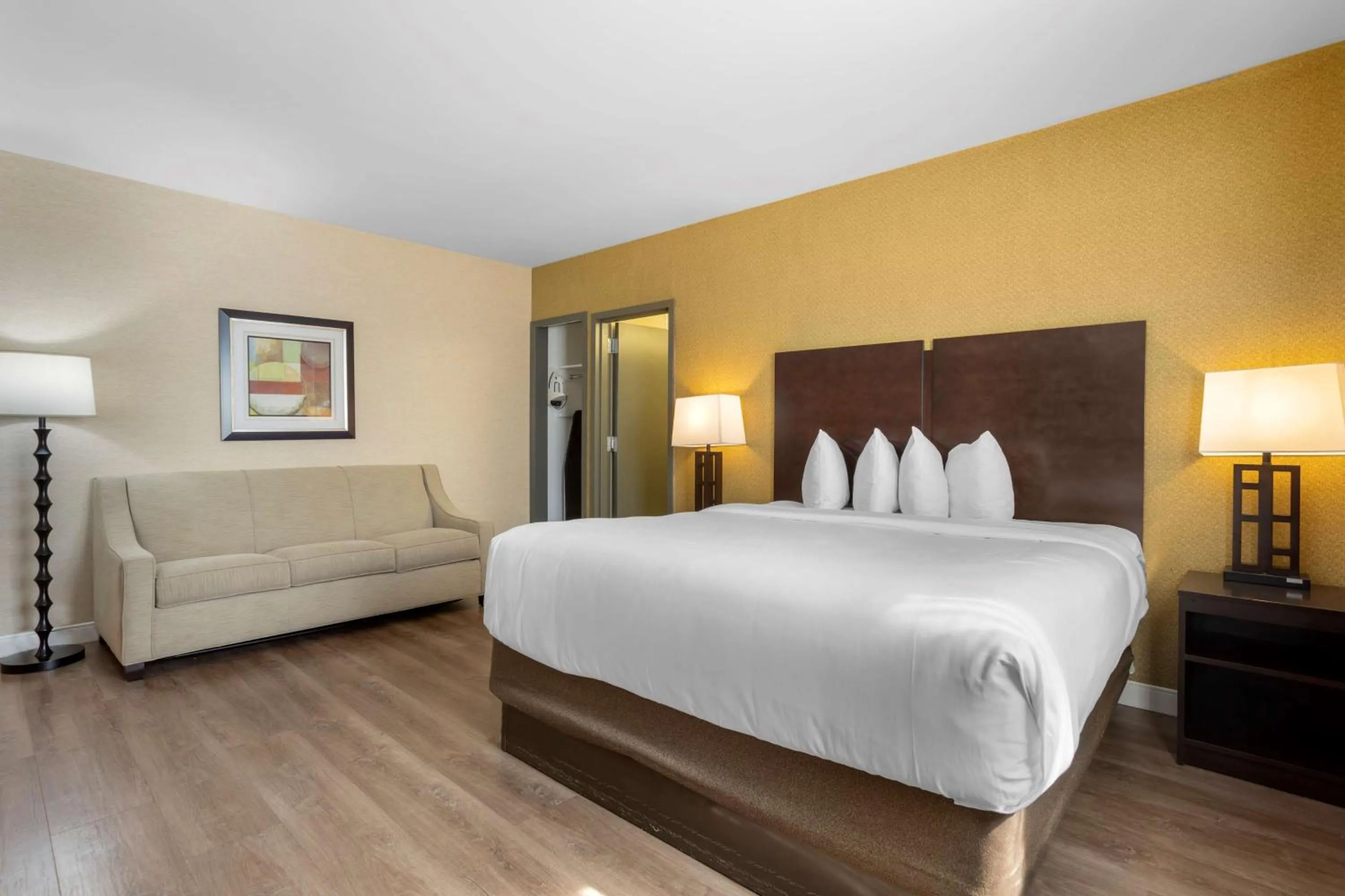 Bedroom in Best Western Plus Plaza Hotel