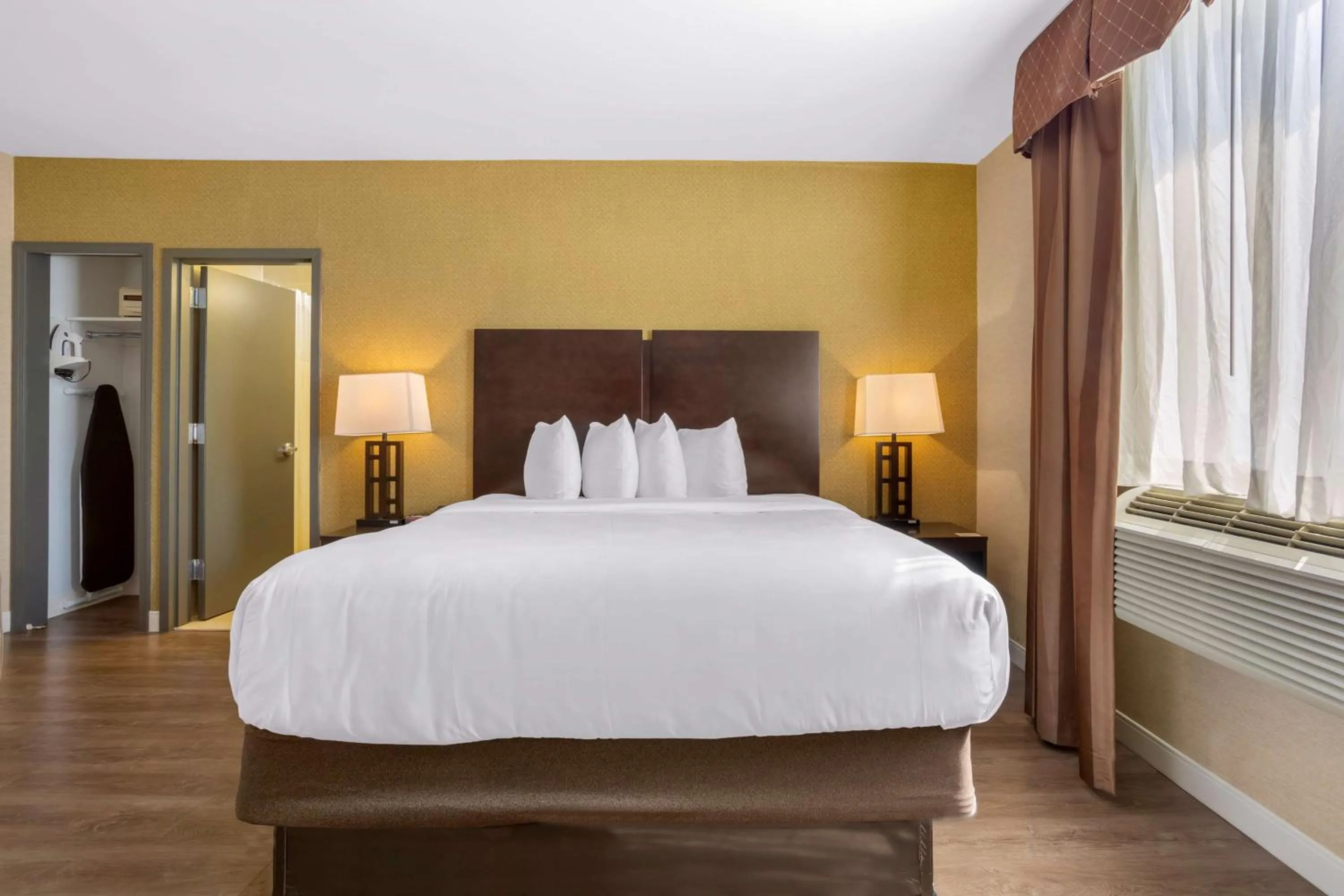 Bedroom in Best Western Plus Plaza Hotel