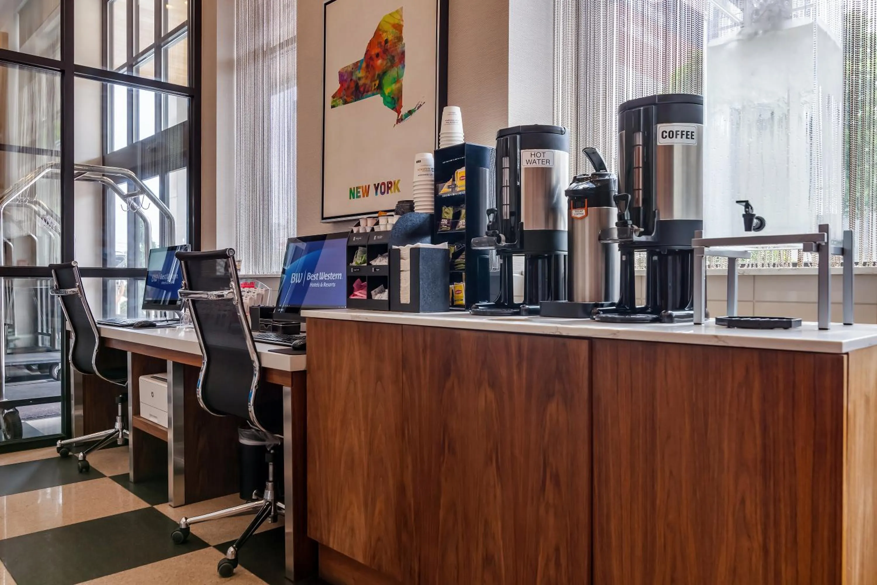 Coffee/tea facilities, Kitchen/Kitchenette in Best Western Plus Plaza Hotel