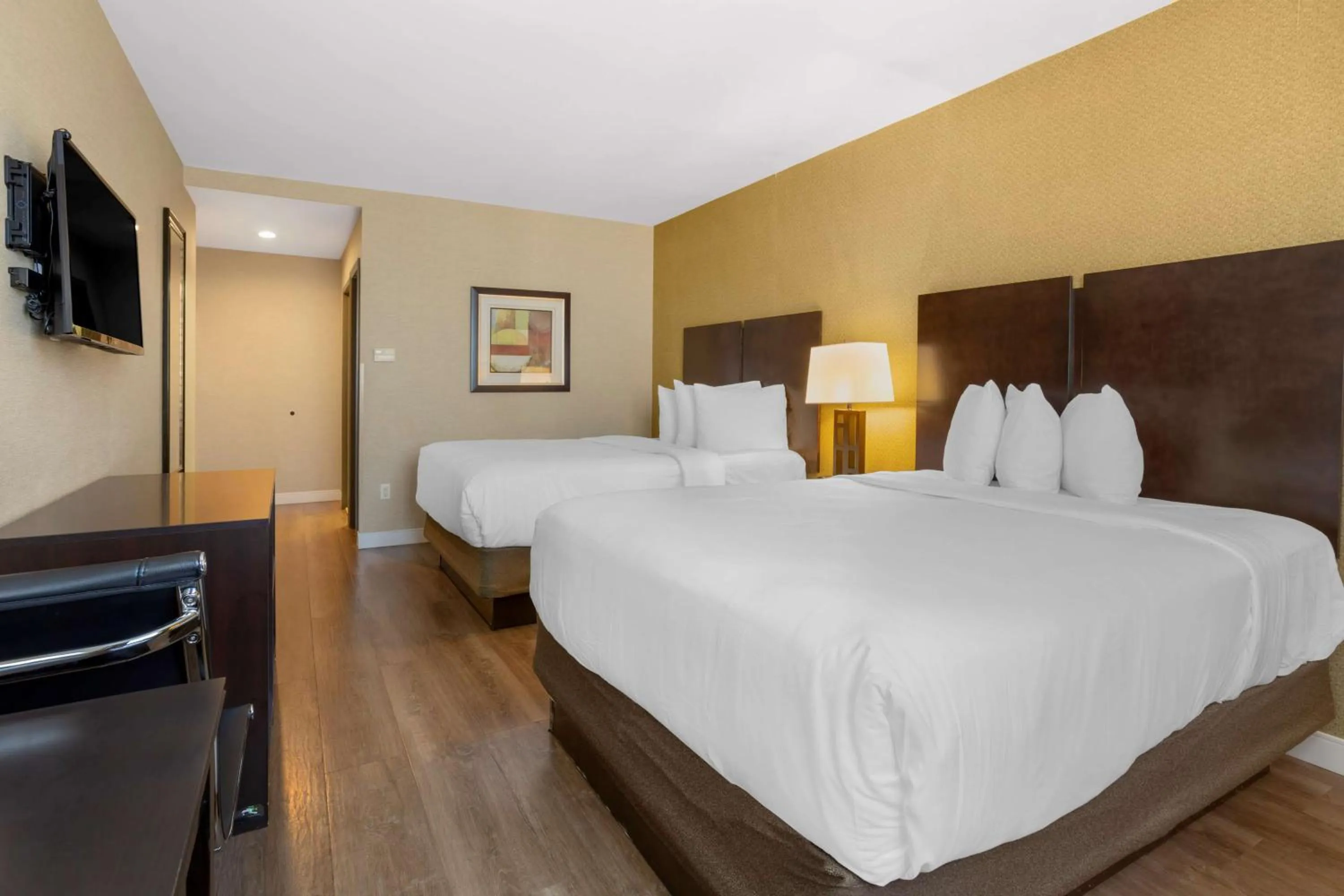 Bedroom in Best Western Plus Plaza Hotel