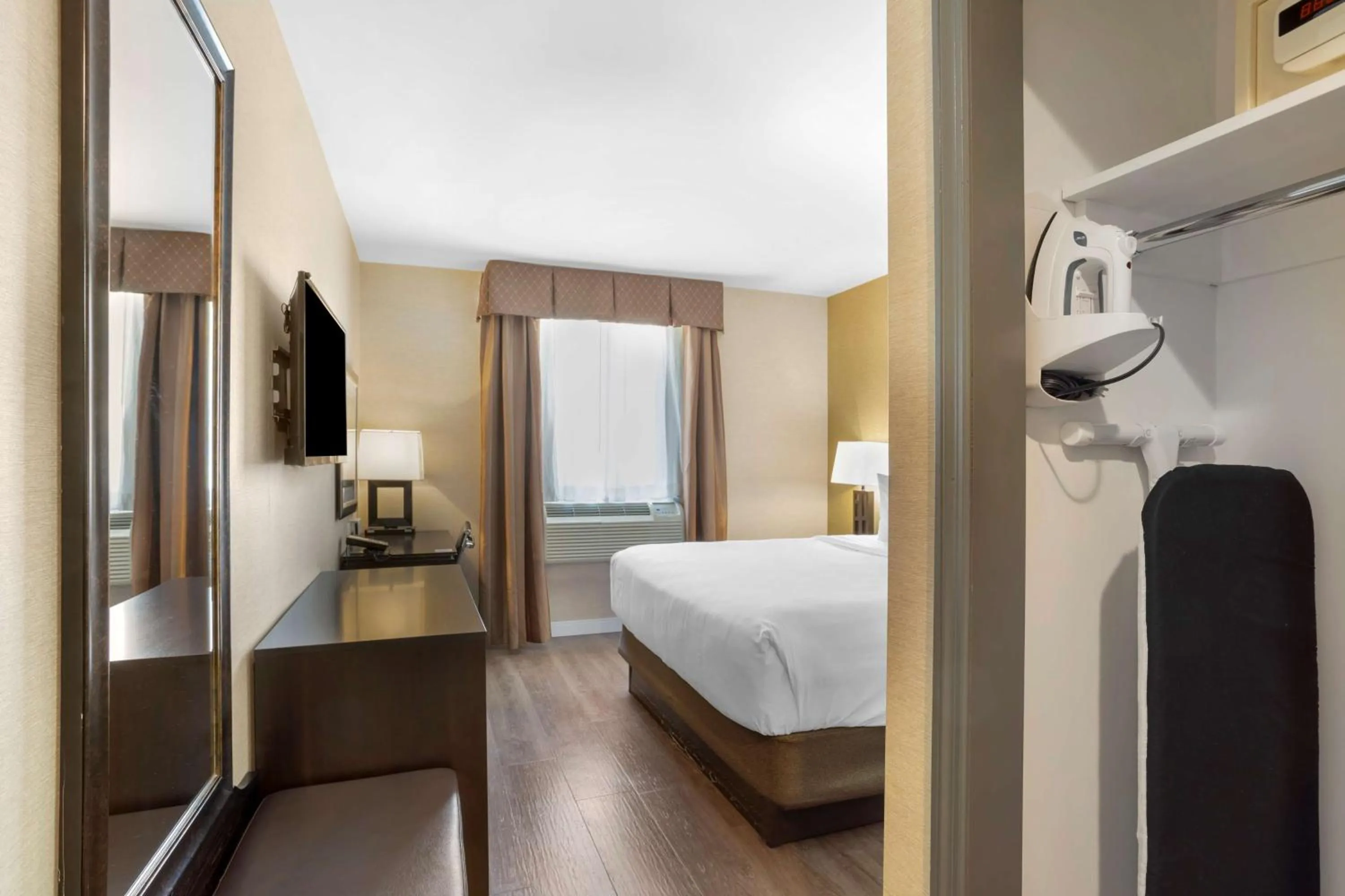 Bedroom in Best Western Plus Plaza Hotel