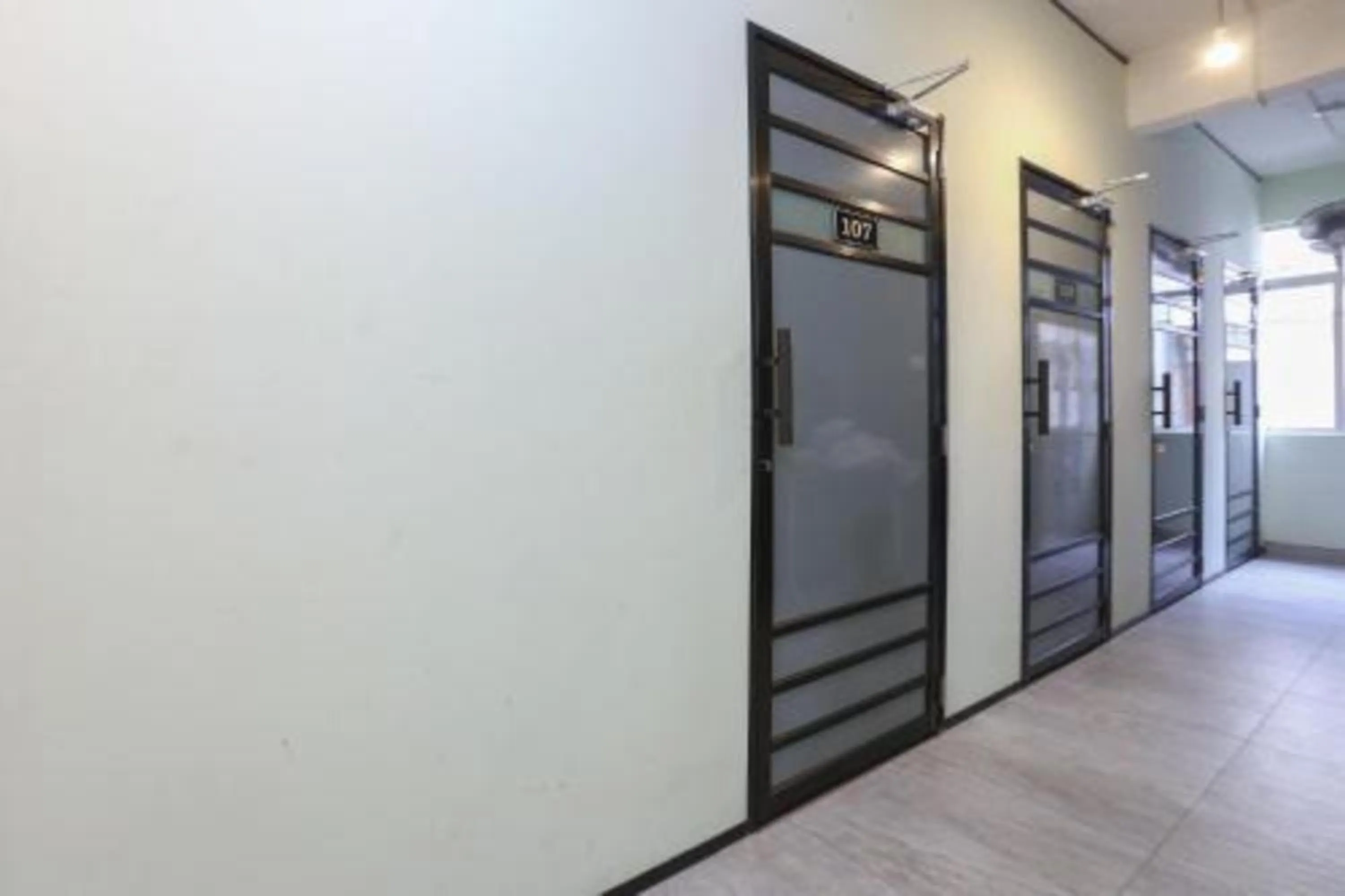 wardrobe in Hotel O The Space Inn