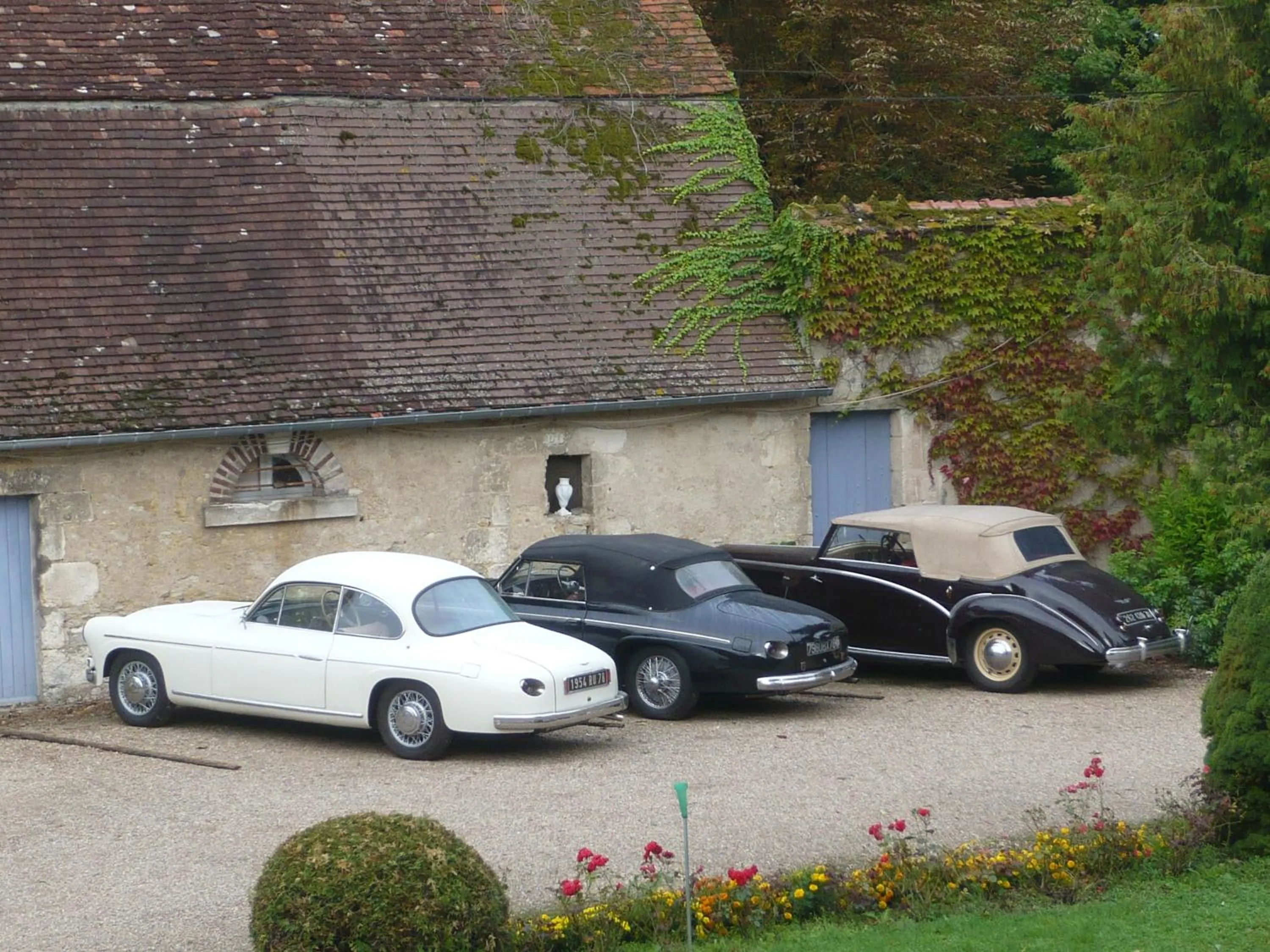 group of guests in Chambres D'hôtes Du Domaine De Jacquelin