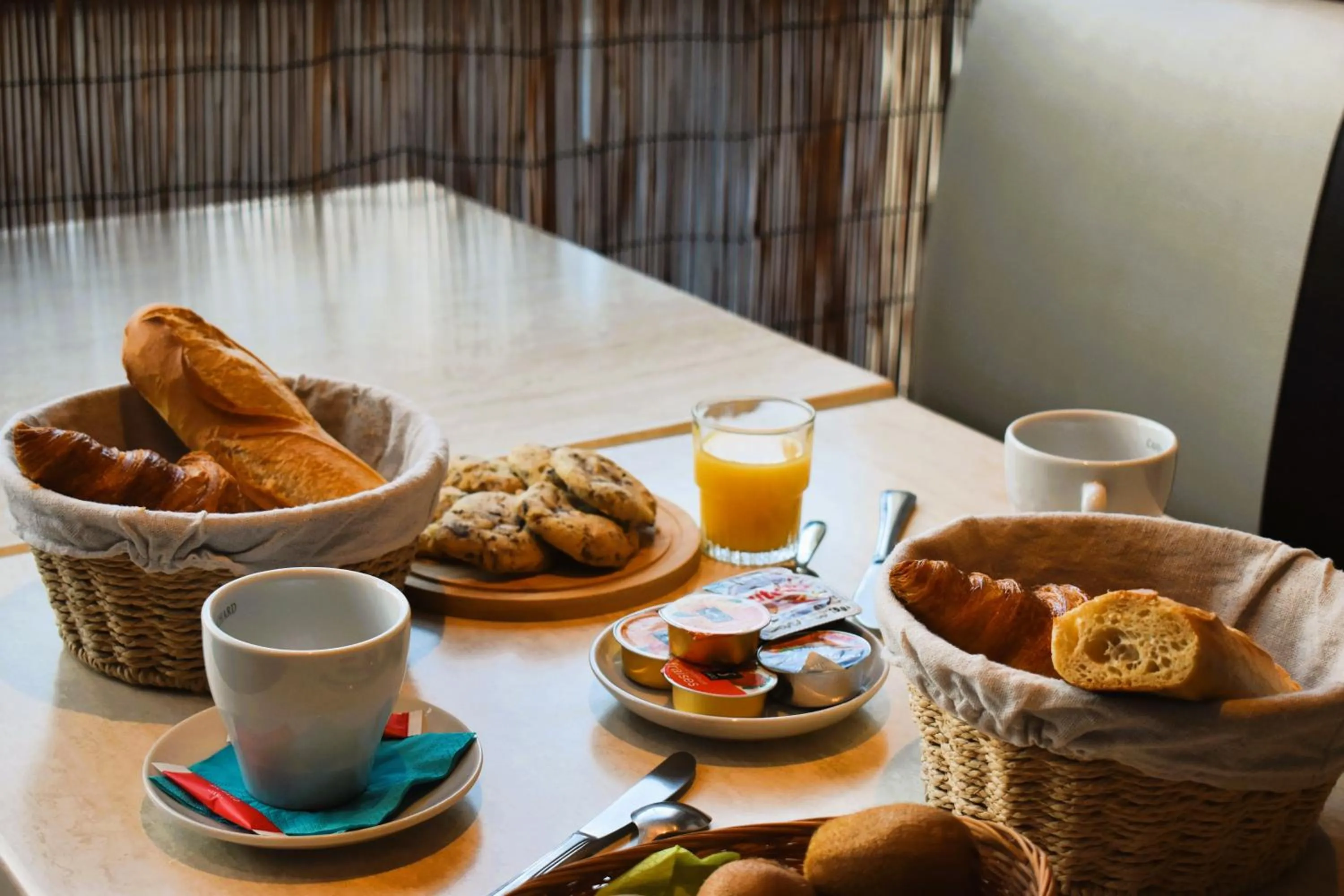 Food and drinks in Hôtel Orange Marine