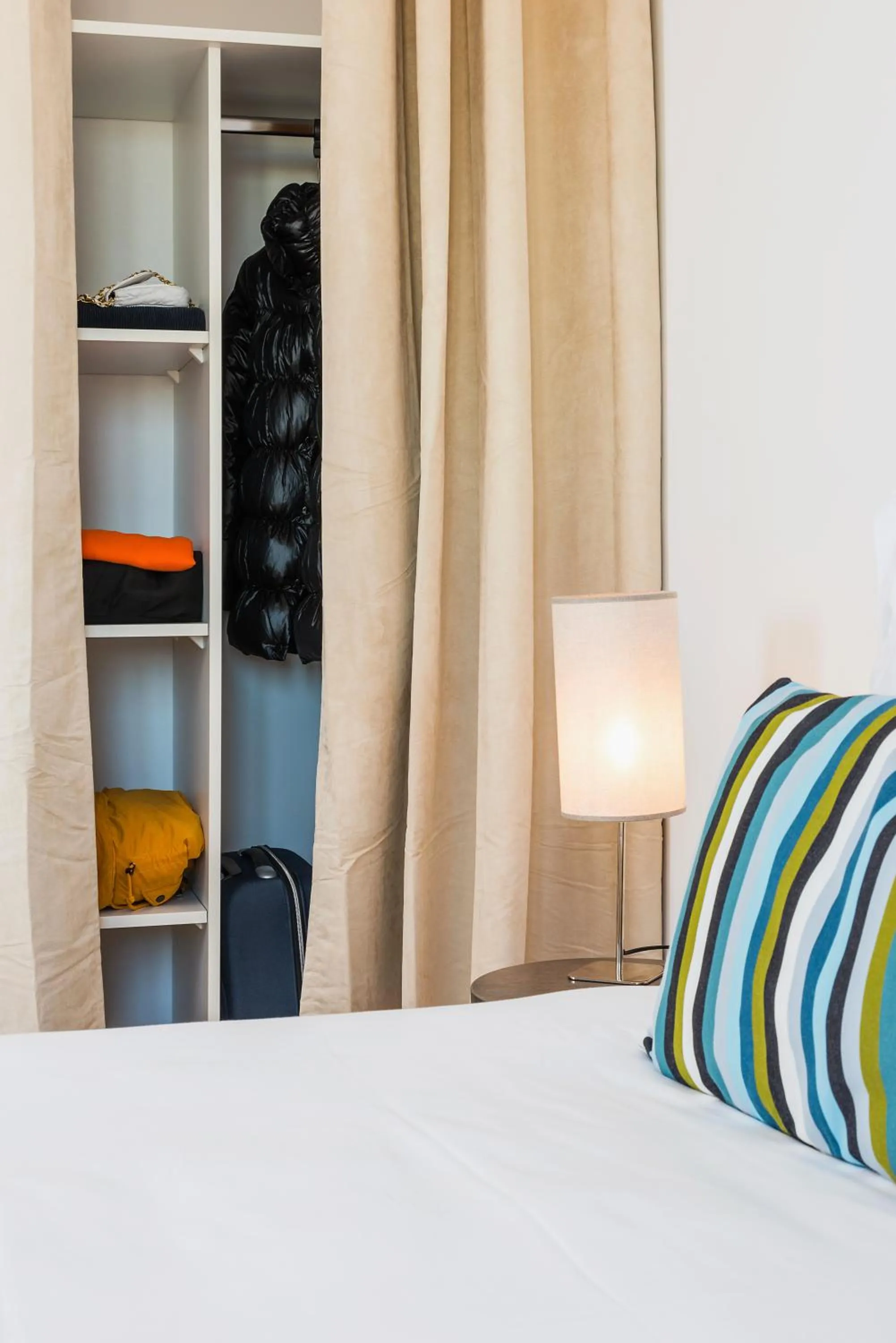 Bedroom, Bed in Ténéo Apparthotel Talence - Arthena