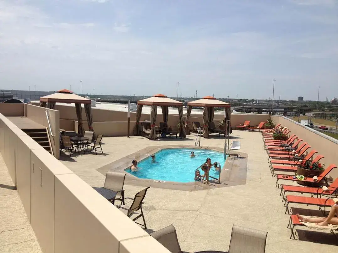 Swimming pool in Hyatt Regency Dallas Swimming pool in Hyatt Regency Dallas