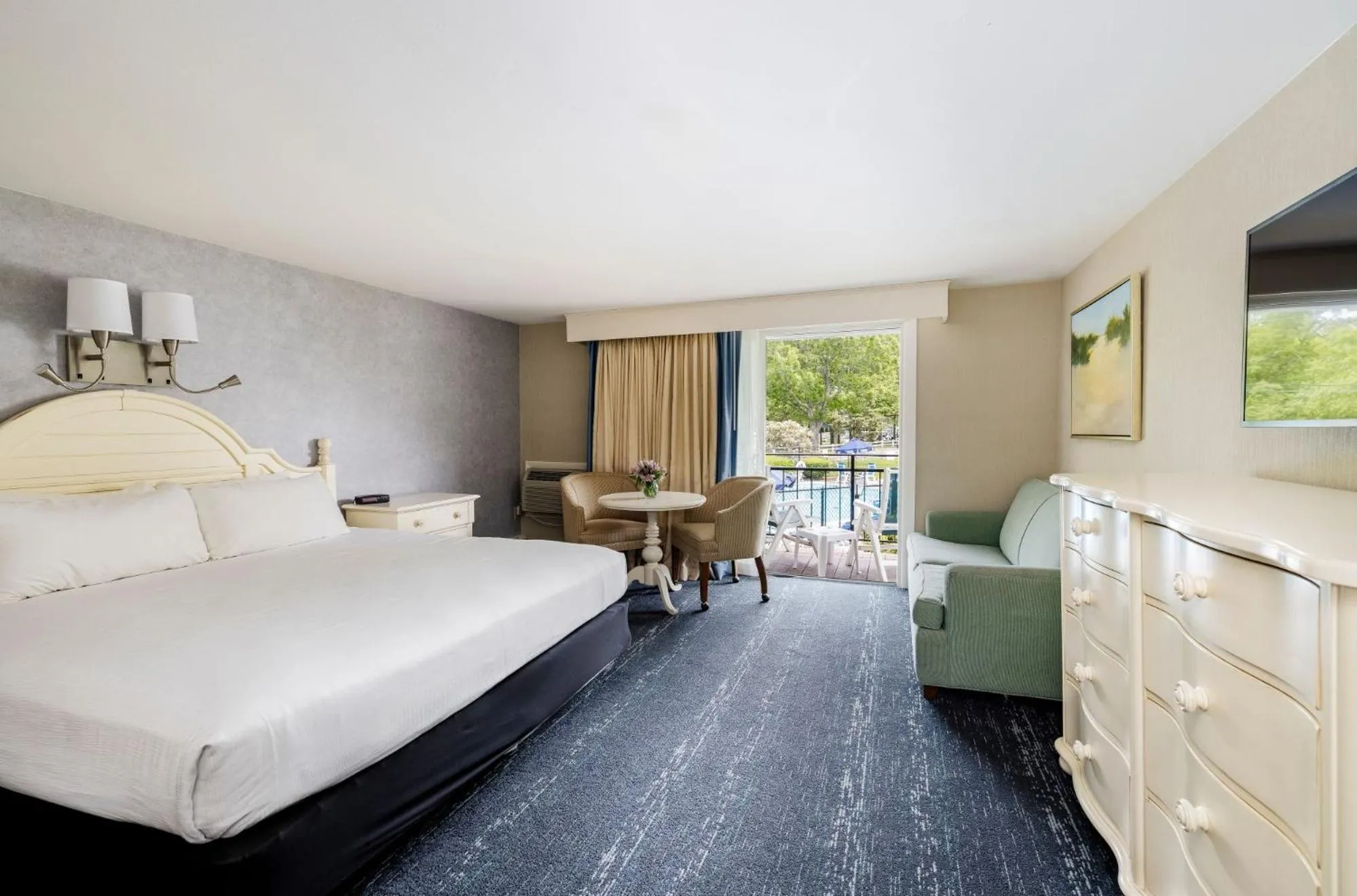 Bedroom, Bed in Blue Rock Resort