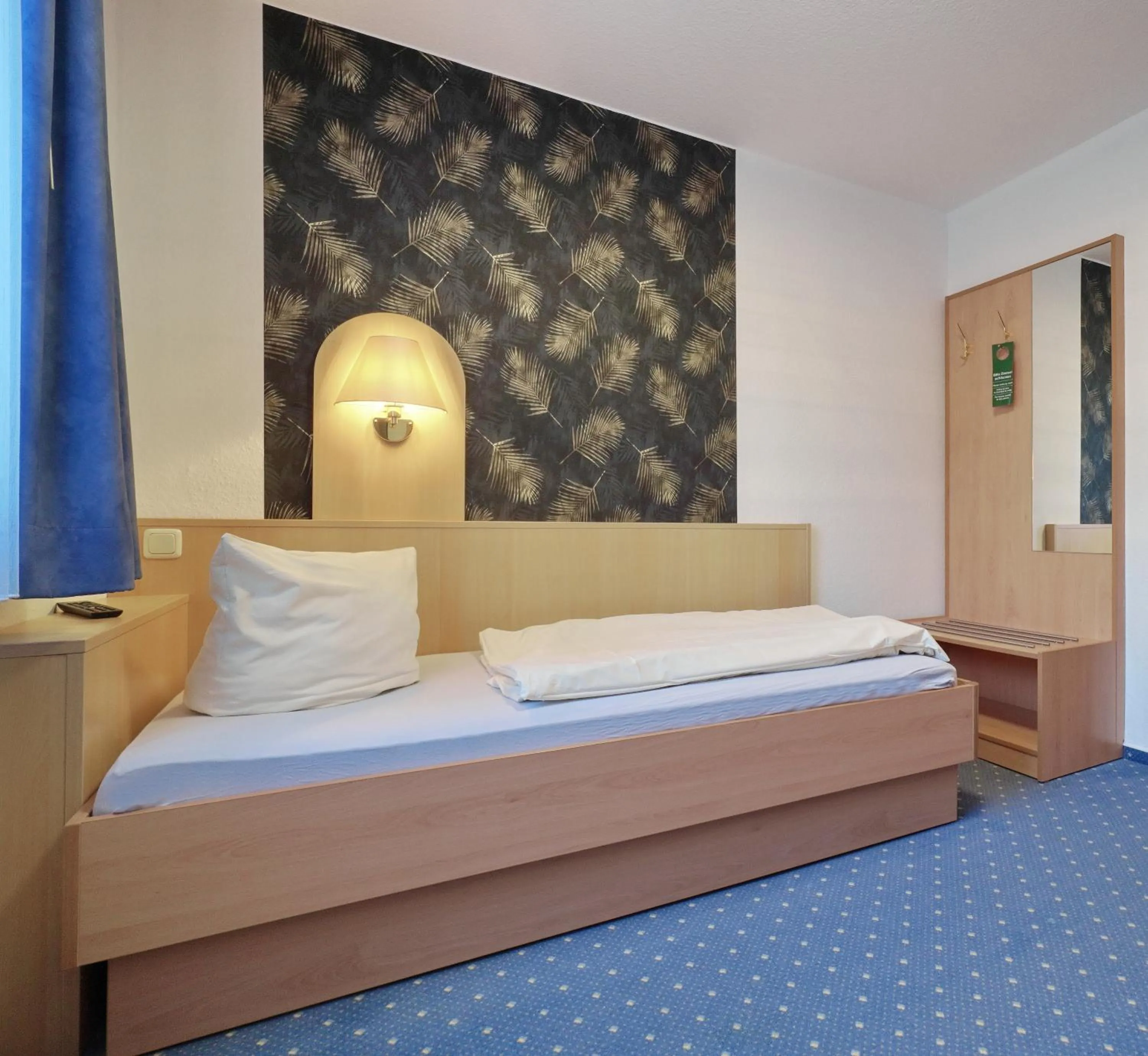 Bed in Zeitwohnen Wolfsburg, ehemals Hotel am Klieversberg ein Unternehmen der Micha'S Hotelbetriebe