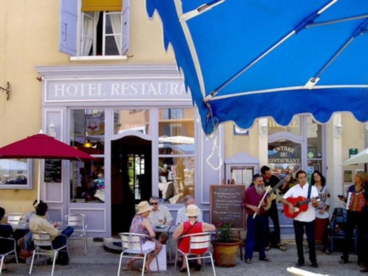 Restaurant/places to eat in Les Cerises