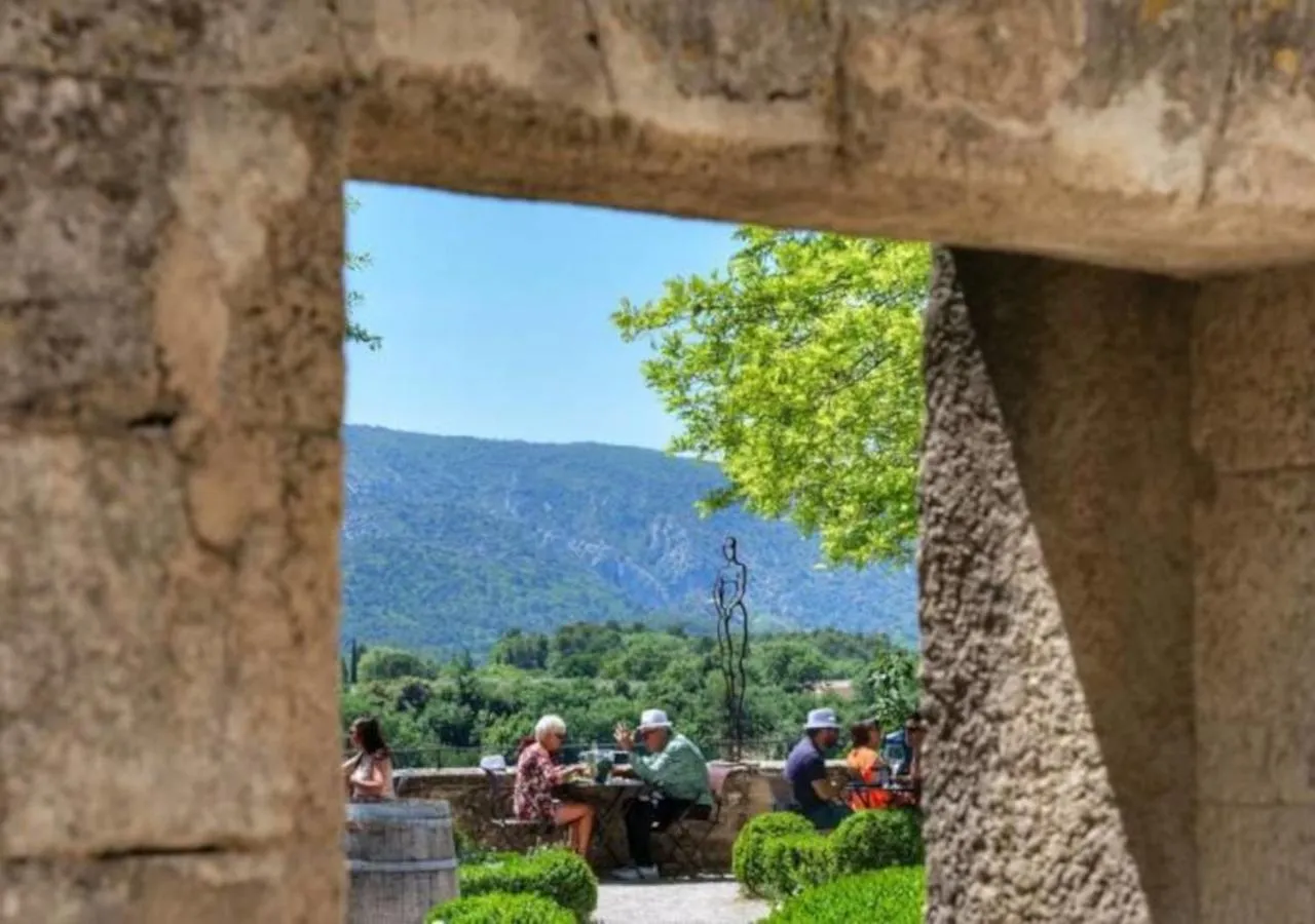 Restaurant/places to eat in Les Cerises