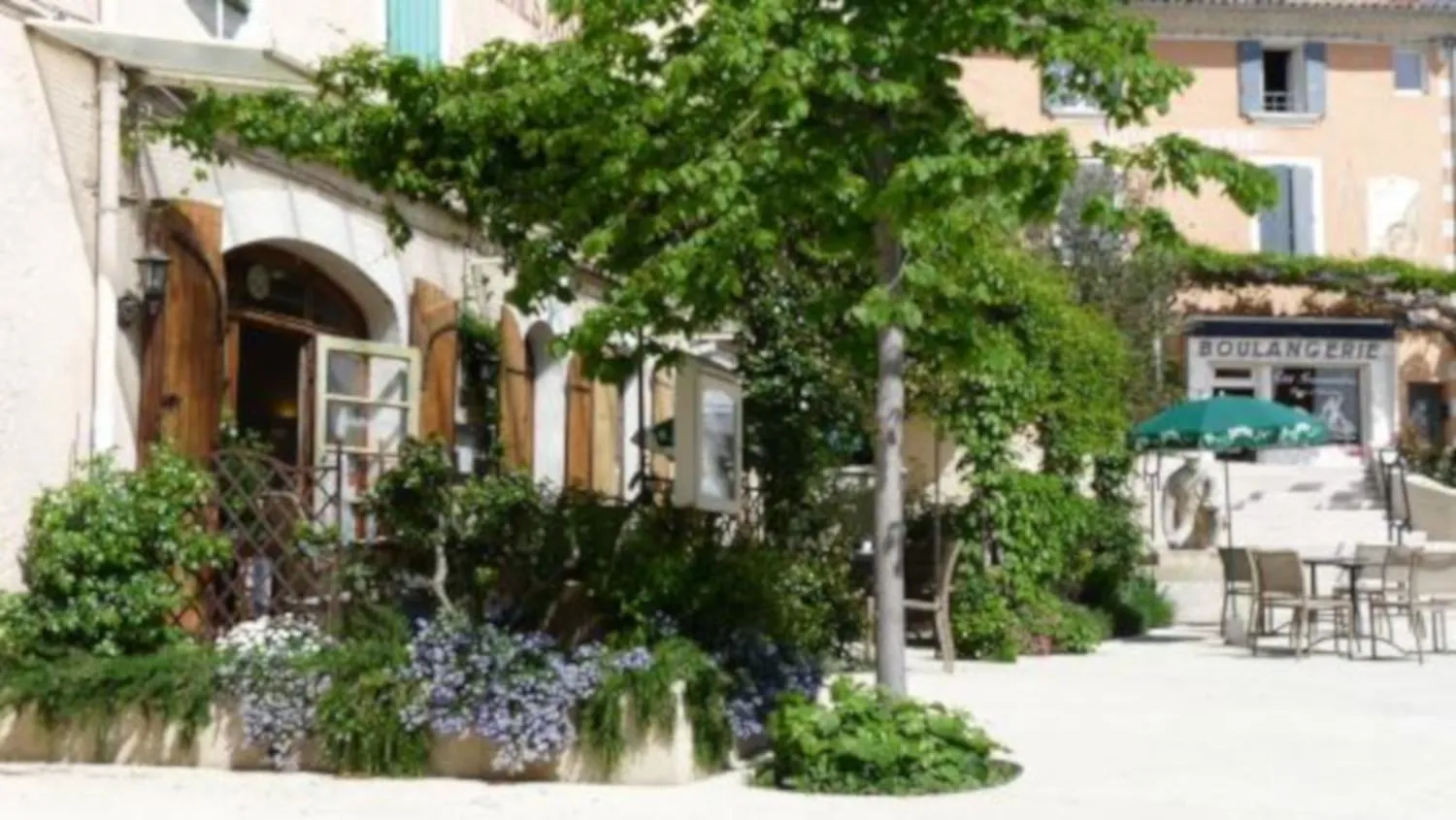 Restaurant/places to eat in Les Cerises
