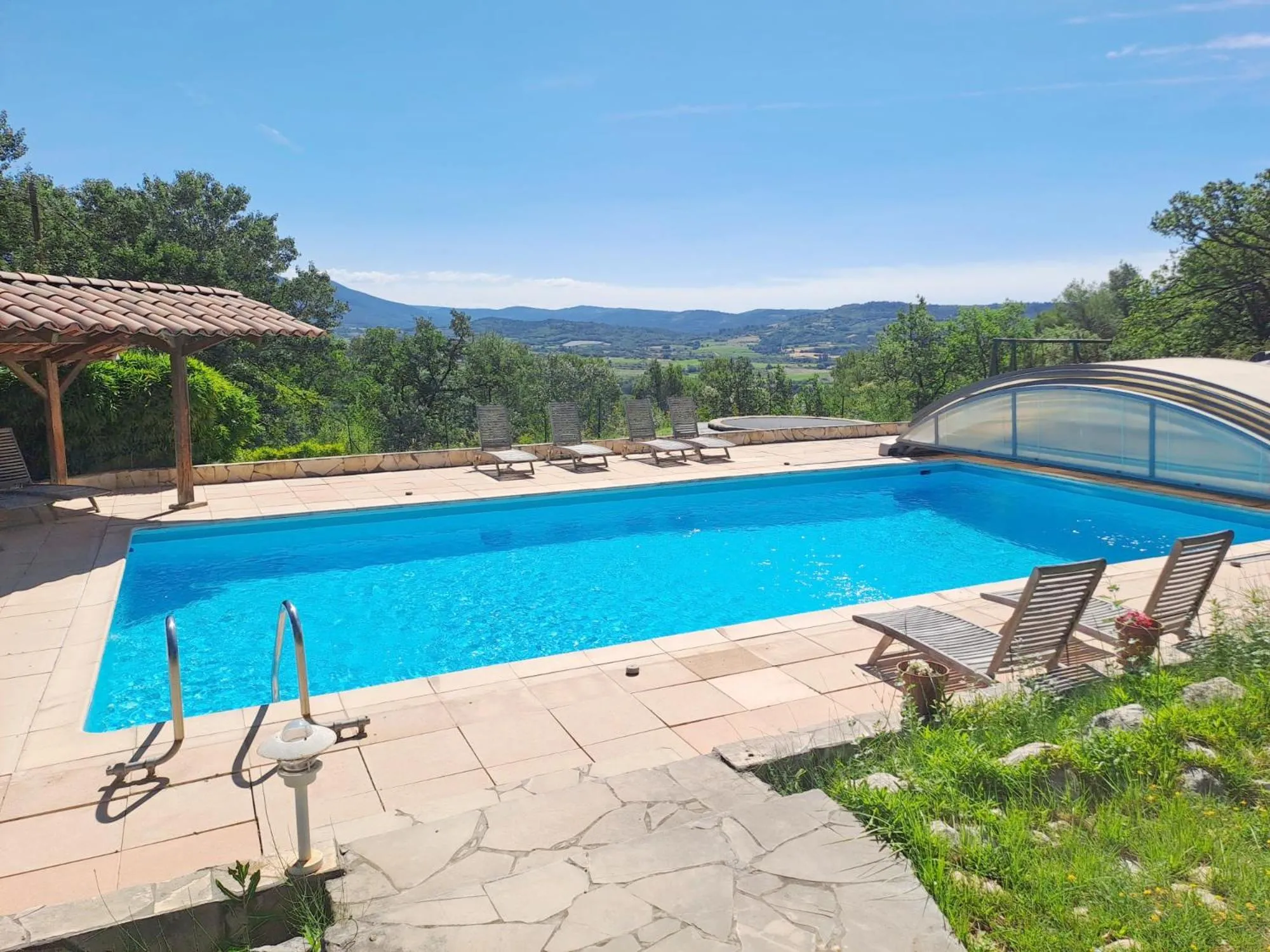 Swimming pool in Les Cerises