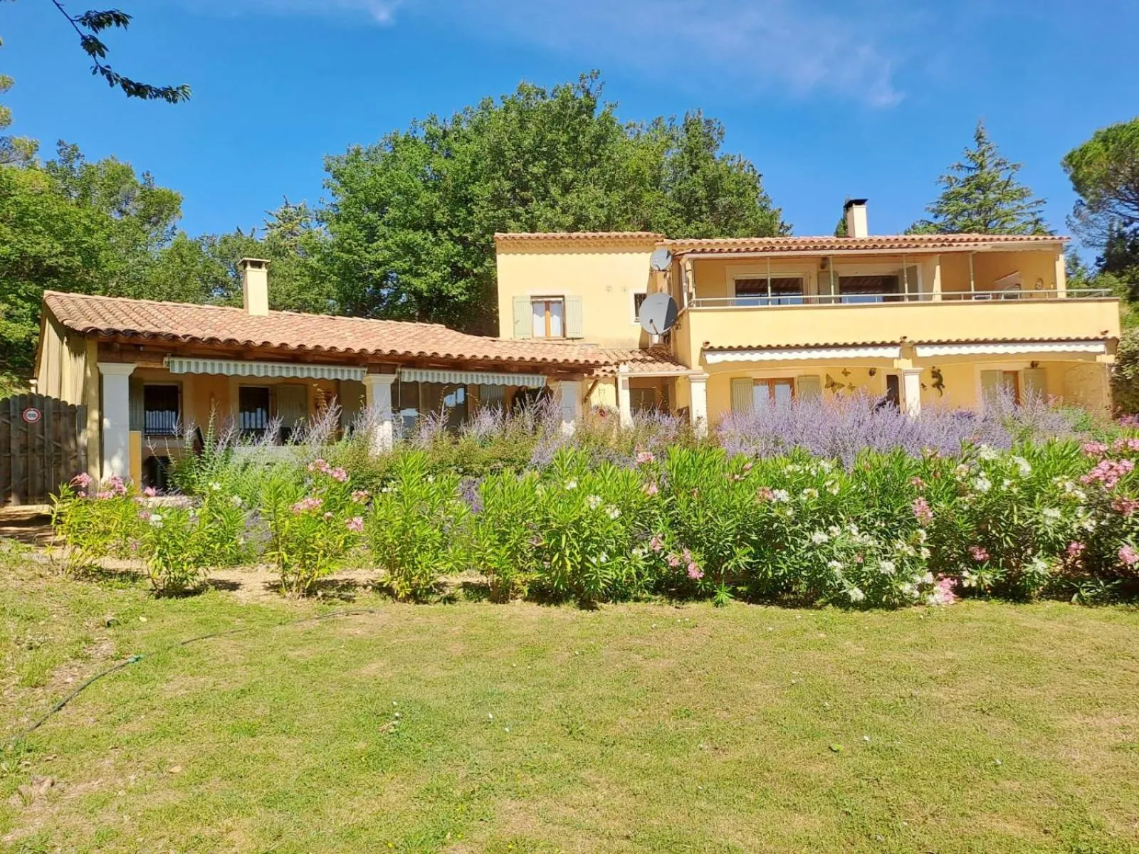 Property building in Les Cerises