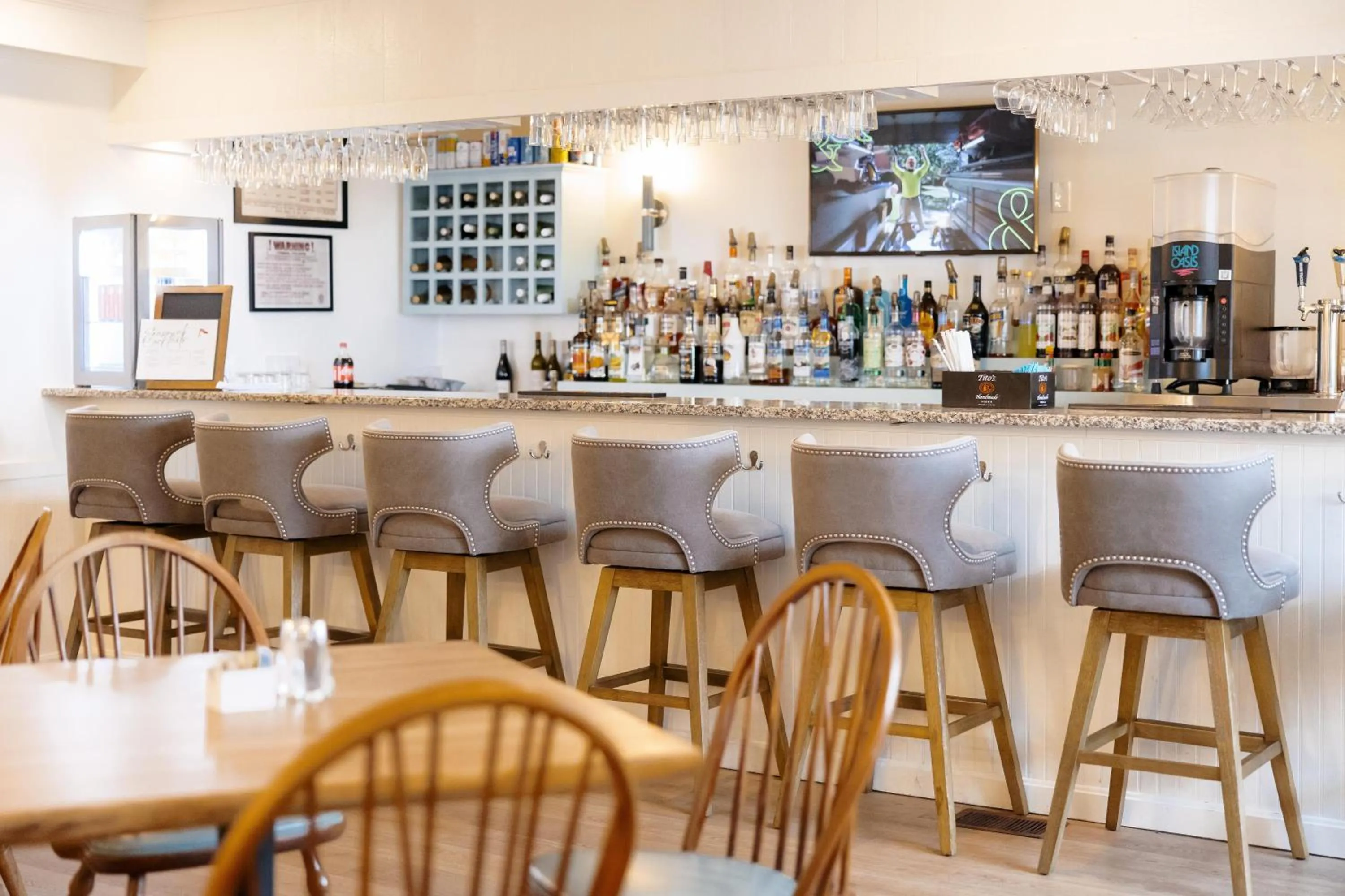 Lounge or bar in Red Jacket Beach Resort